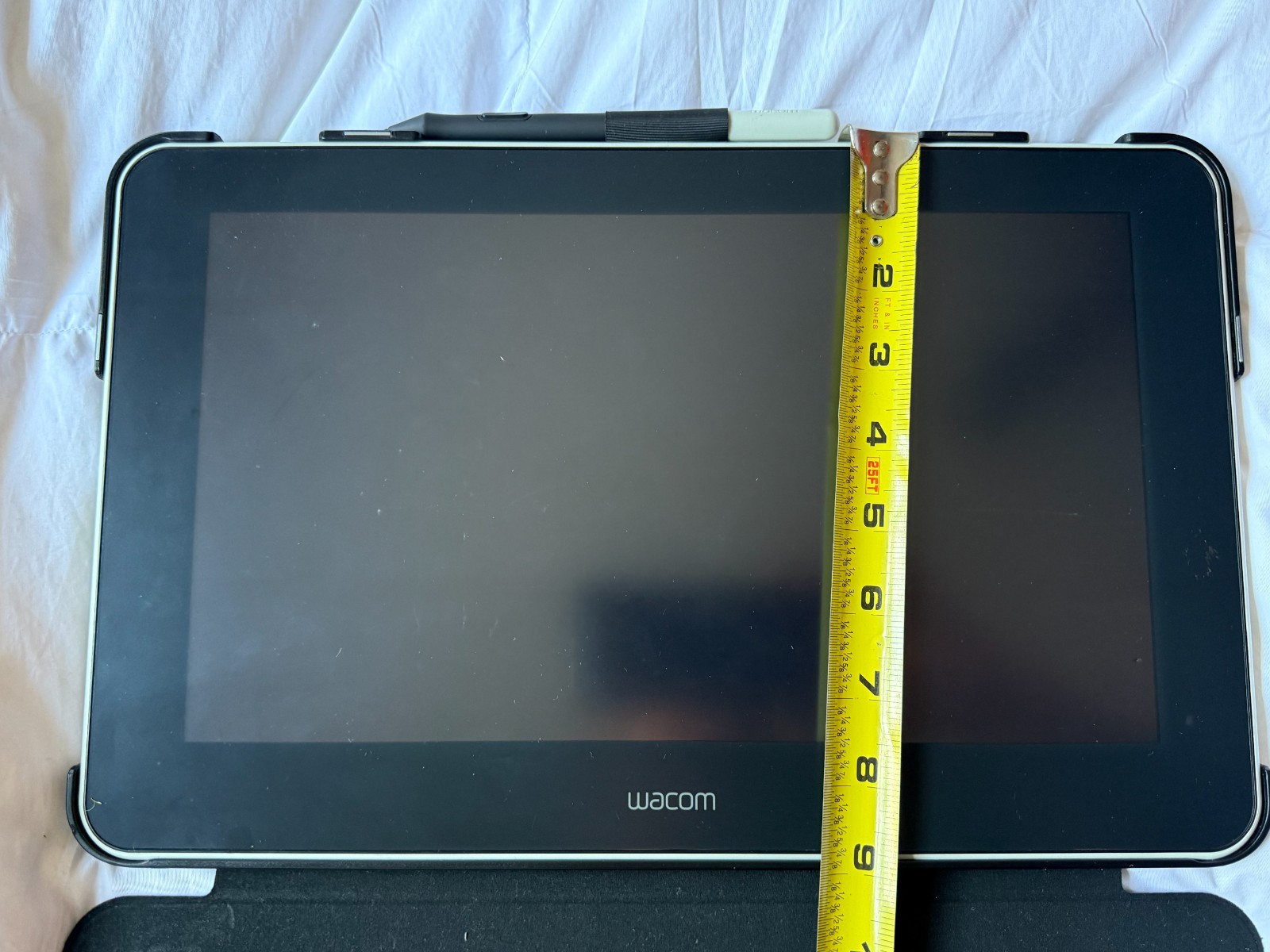 *** WACOM TABLET WITH PEN, COVER CASE, SCREEN PROTECTOR, (NEVER USED) ****