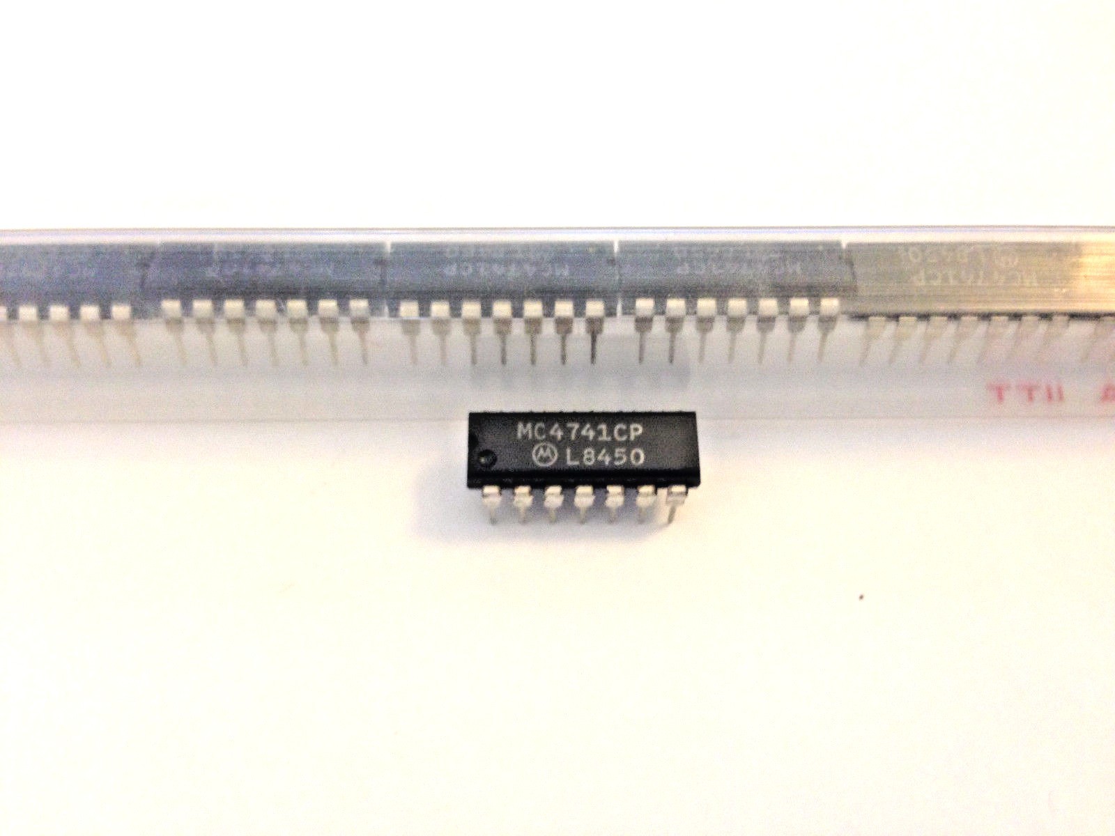 LOT OF 2 MC4741CP MOTOROLA IC NEW