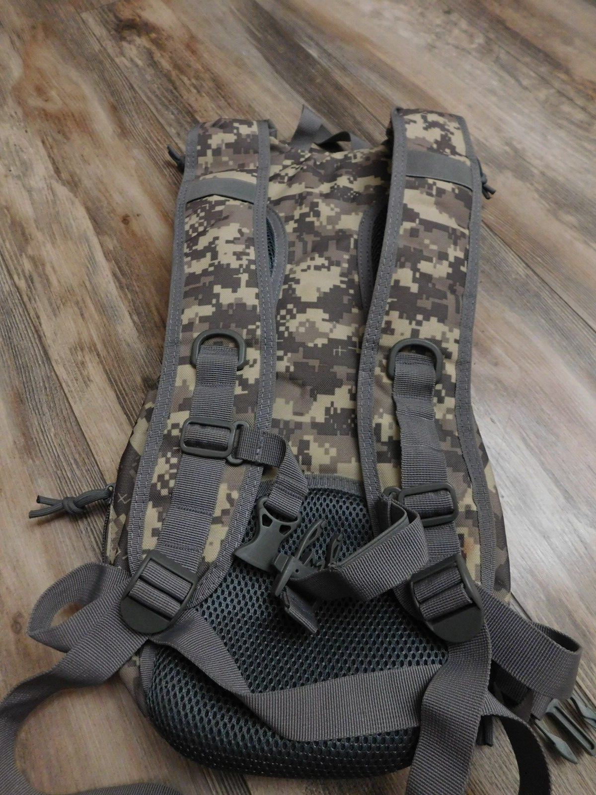 3L 100 oz CAMO HYDRATION CARRIER ( NO BLADDER) NEW