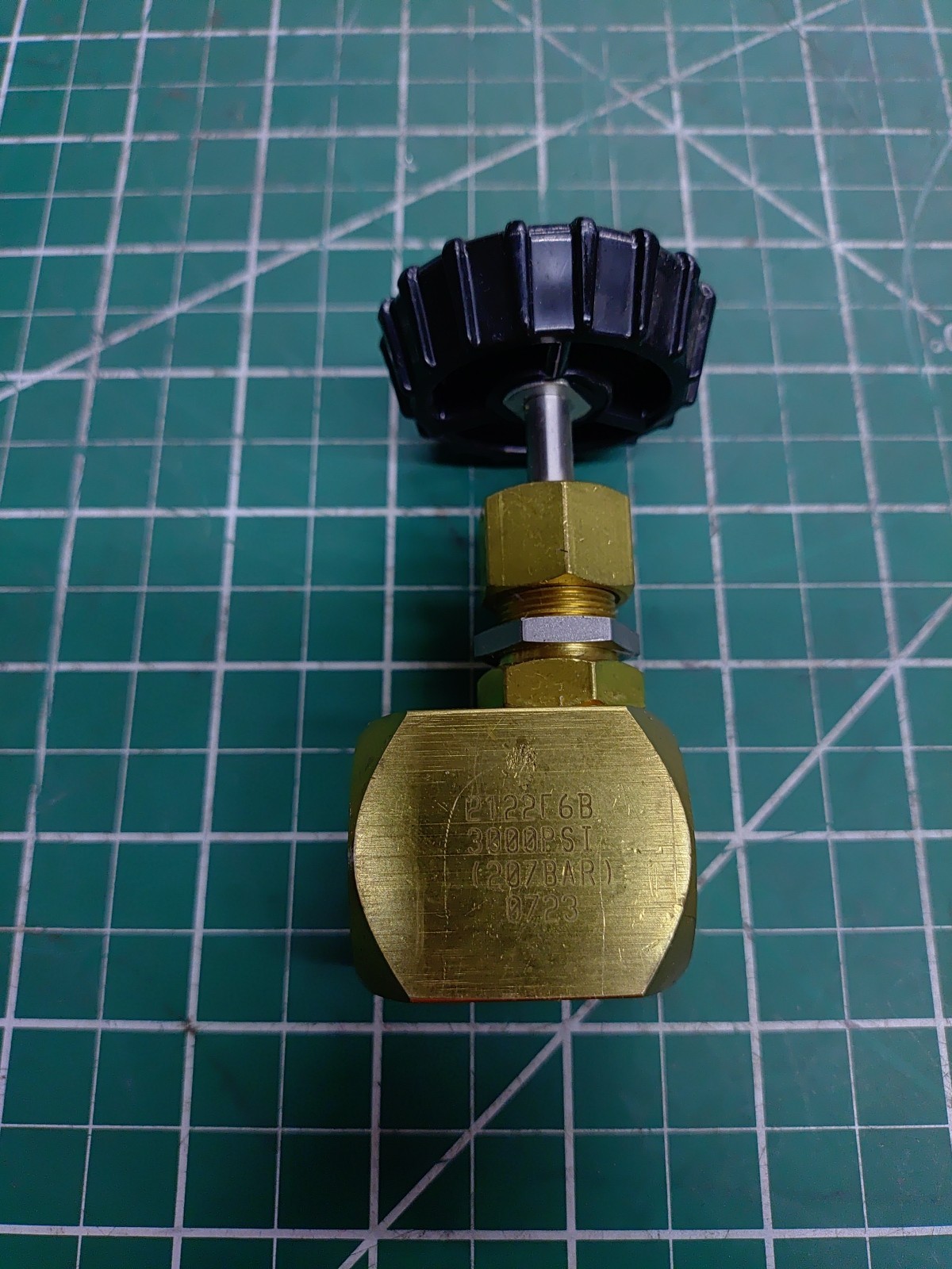 Hoke 2122F6B Brass Flow Control Valve 3/8 NPT to 3/8 NPT 3000psi