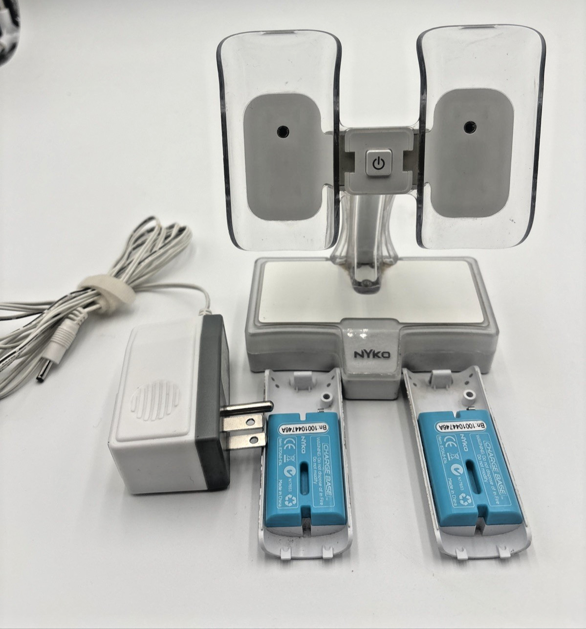 Nyko Nintendo Wii Remote Controller Charge Base 87048-E14 w/ 2 Battery Packs