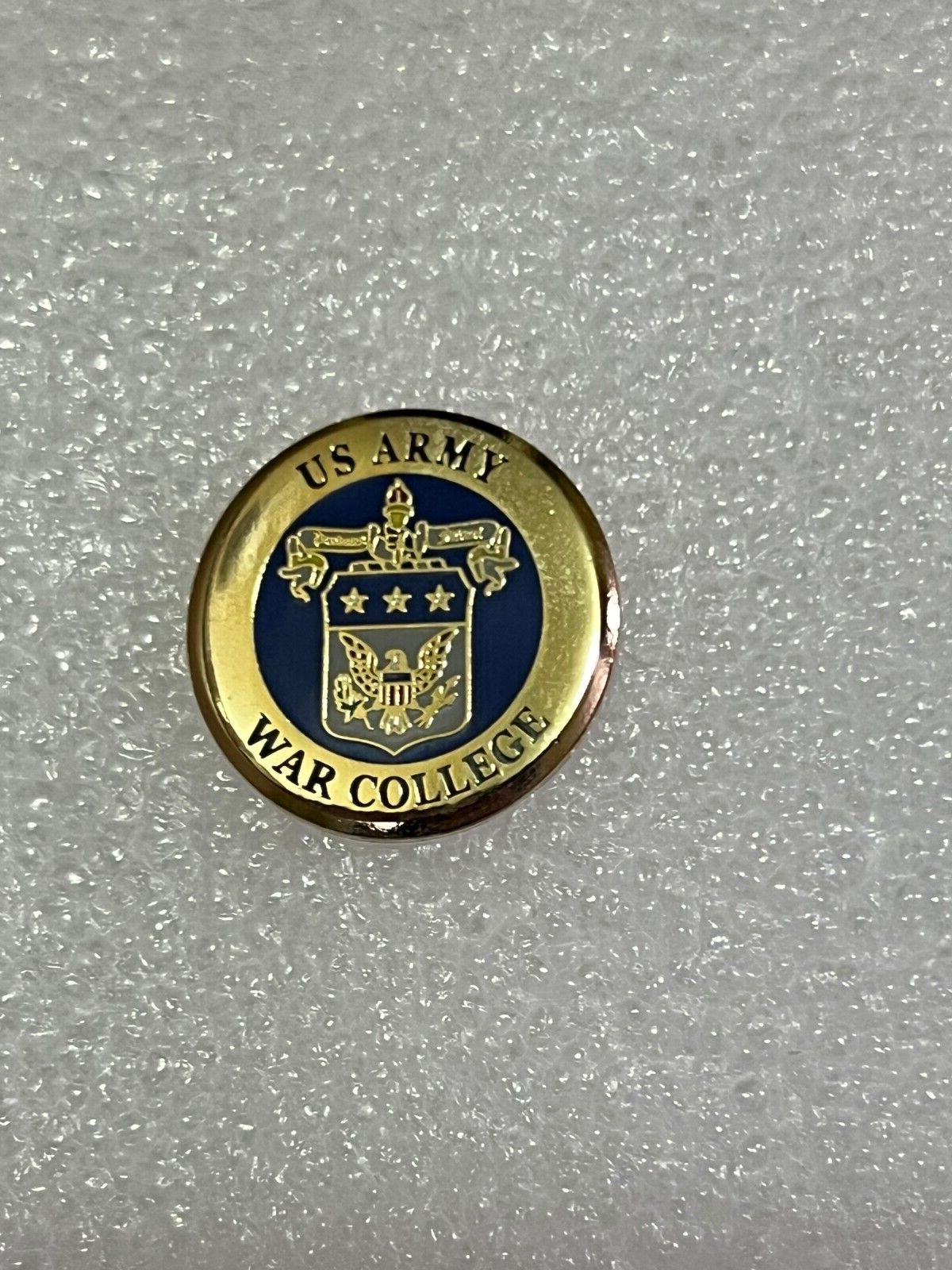 US ARMY WAR COLLEGE HAT PIN (EE)