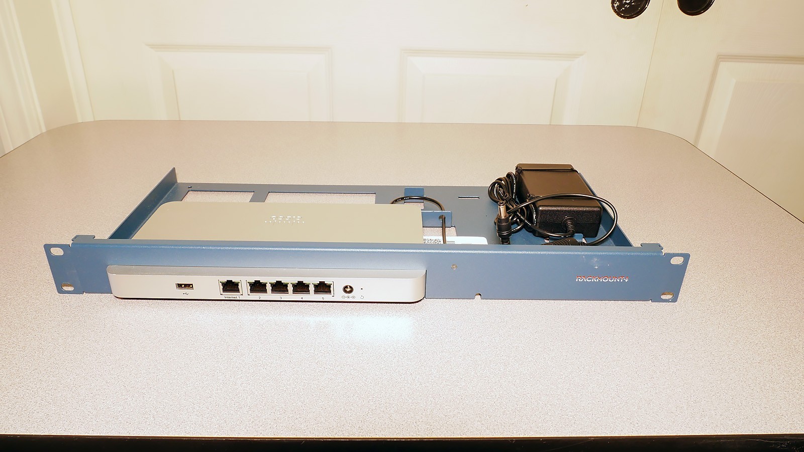 Cisco Meraki MX67-HW Security Appliance Tested UNCLAIMED + Rackmount-IT Kit