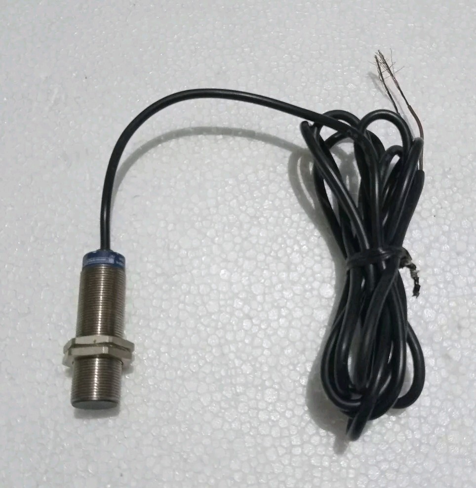Telemecanique xs1m18mb250 proximity switch Sensor New