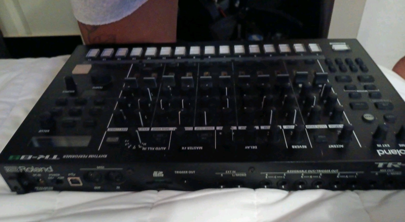 Roland TR-8S Rhythm Performer Drum Machine Sampler FM Synth w/Box AC Adapter