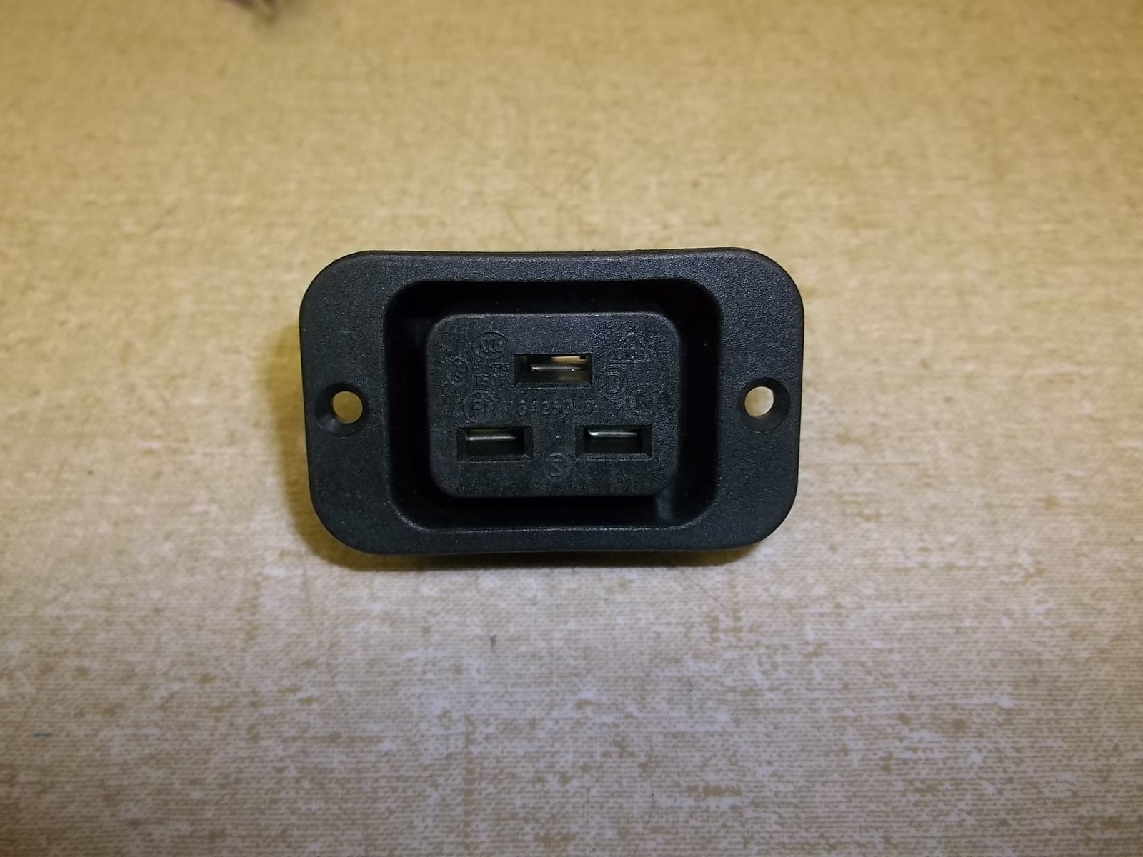 NEW Plug 7672-98 Computer Outlet Receptacle 4797-.3000 *FREE SHIPPING*