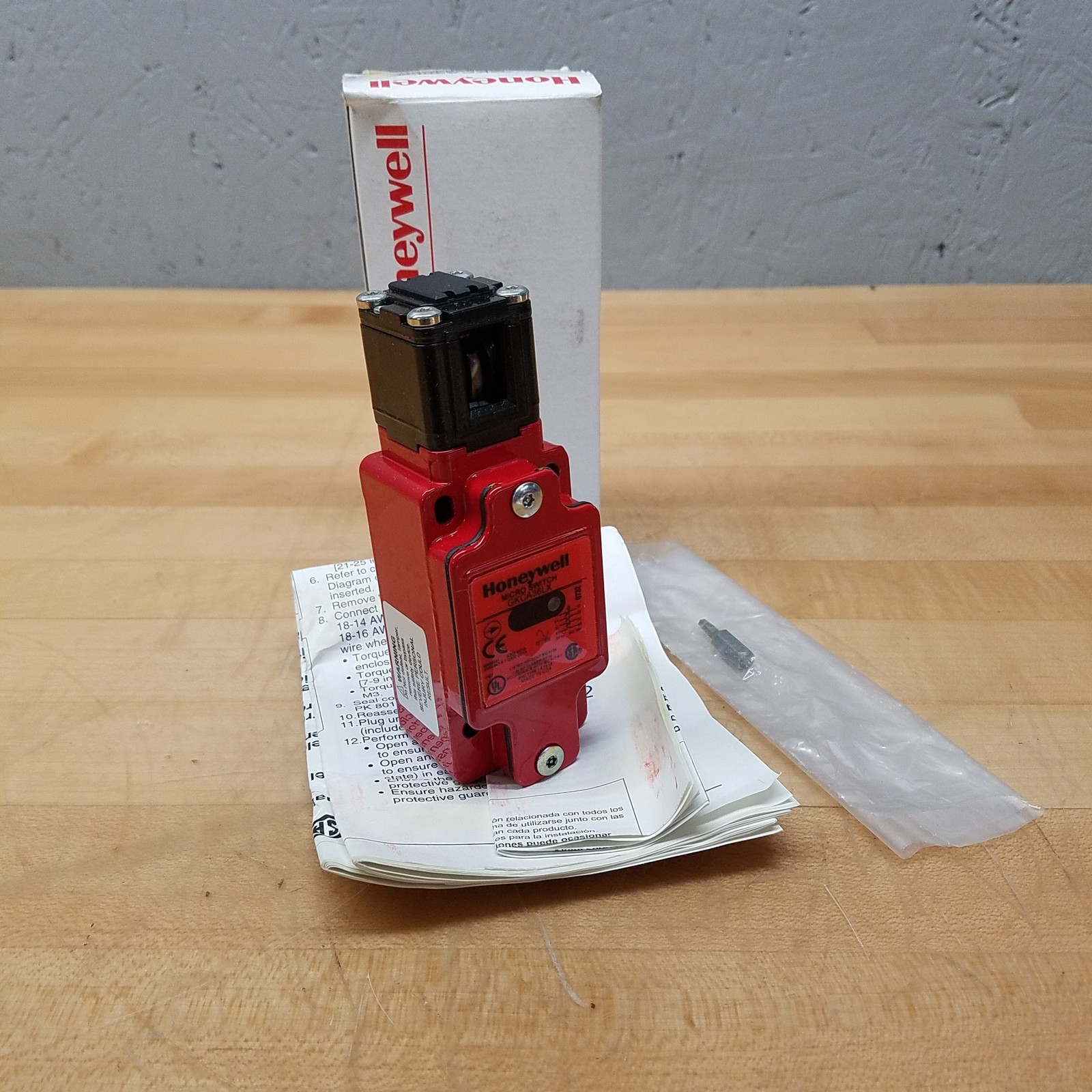 Honeywell GKCA36LX Micro Switch, 1/2" NPT - NEW