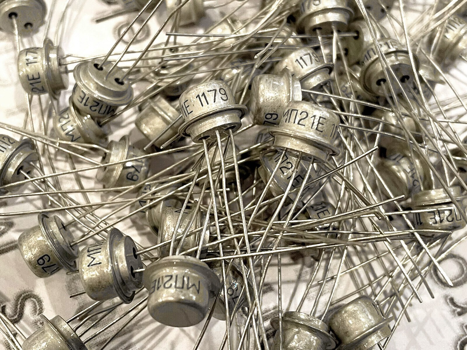 20pcs MP21E Germanium transistor PNP alt 2N61C Tone Bender Fuzz USSR