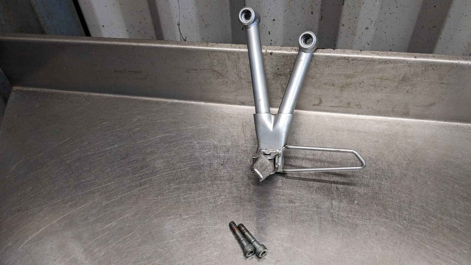 SUZUKI GSF600 LEFT PILLION FOOT REST HANGER PEG LHS + BOLTS GSF 600 BANDIT MK2