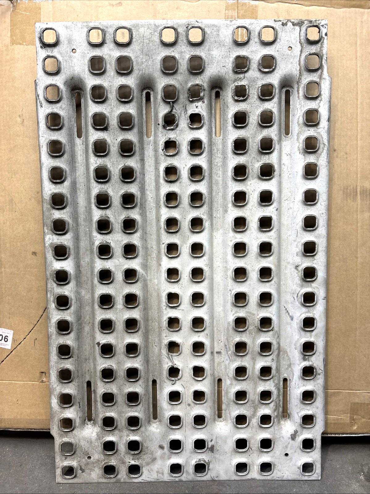 Volvo VNL 20.5 x 33 Deckplate - Used | P/N 20559519