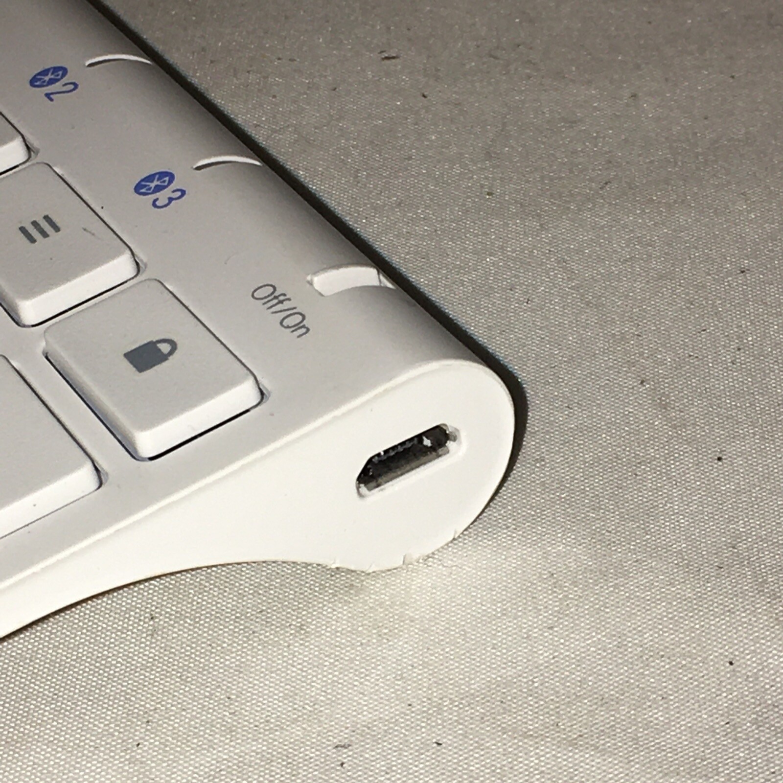 Macally Quick Switch Bluetooth Keyboard for Three Devices ~ Tested Great Cond