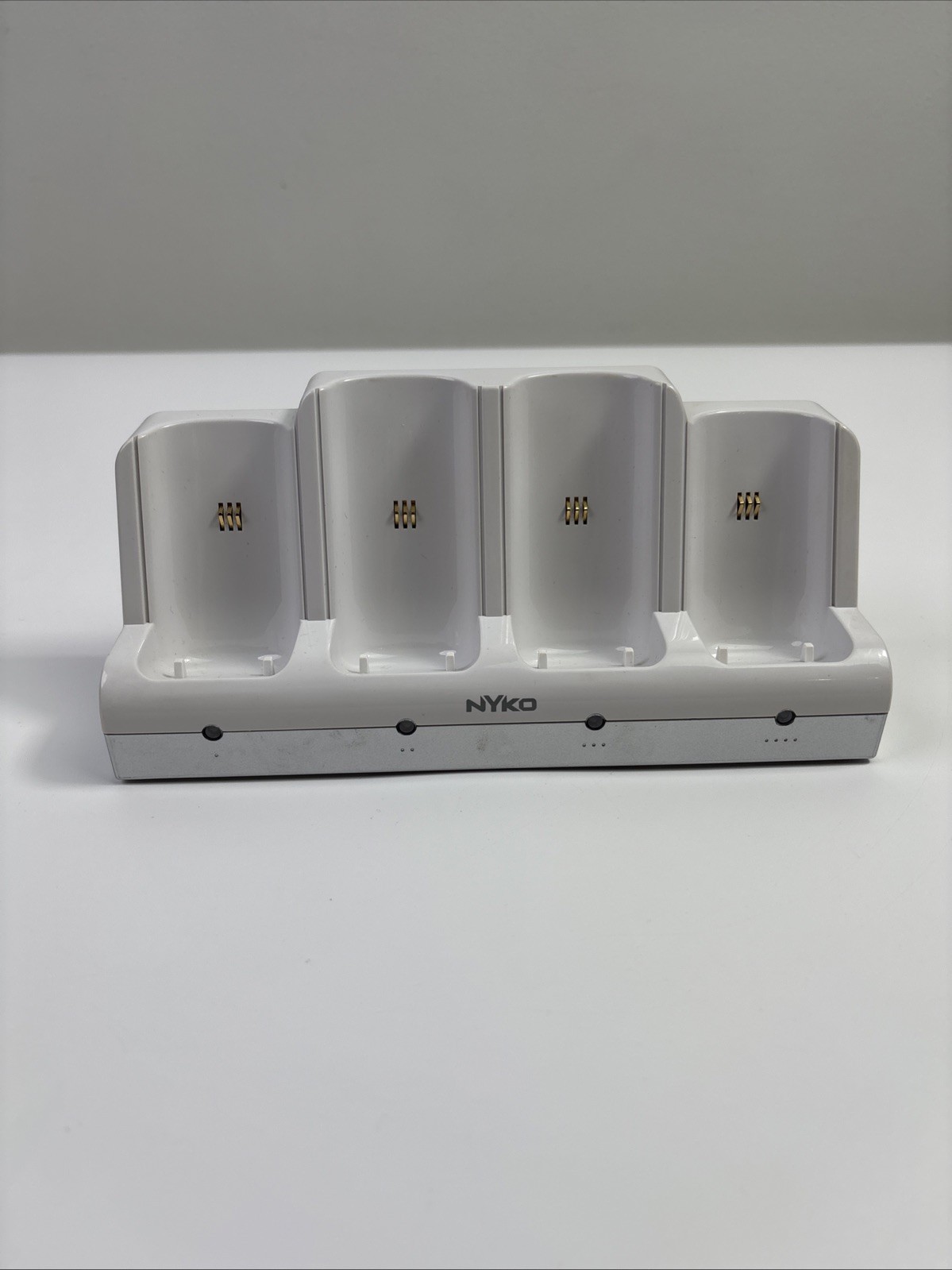 Wii Nyko Controller Charge Station Quad 87060-A50 White Dock 4 Controller