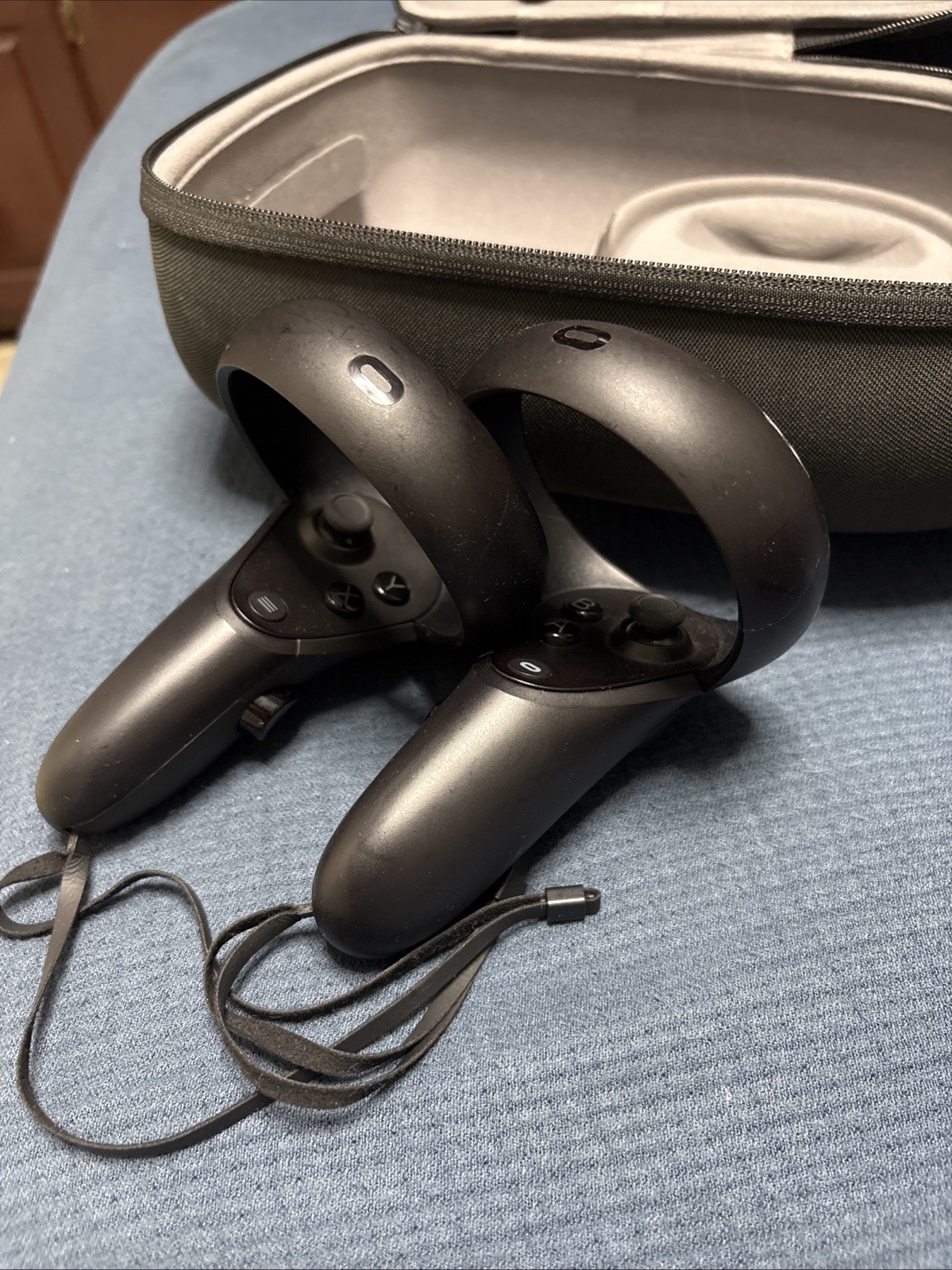 Oculus Quest 1 Virtual Reality Headset with Controllers and Box Great Condition