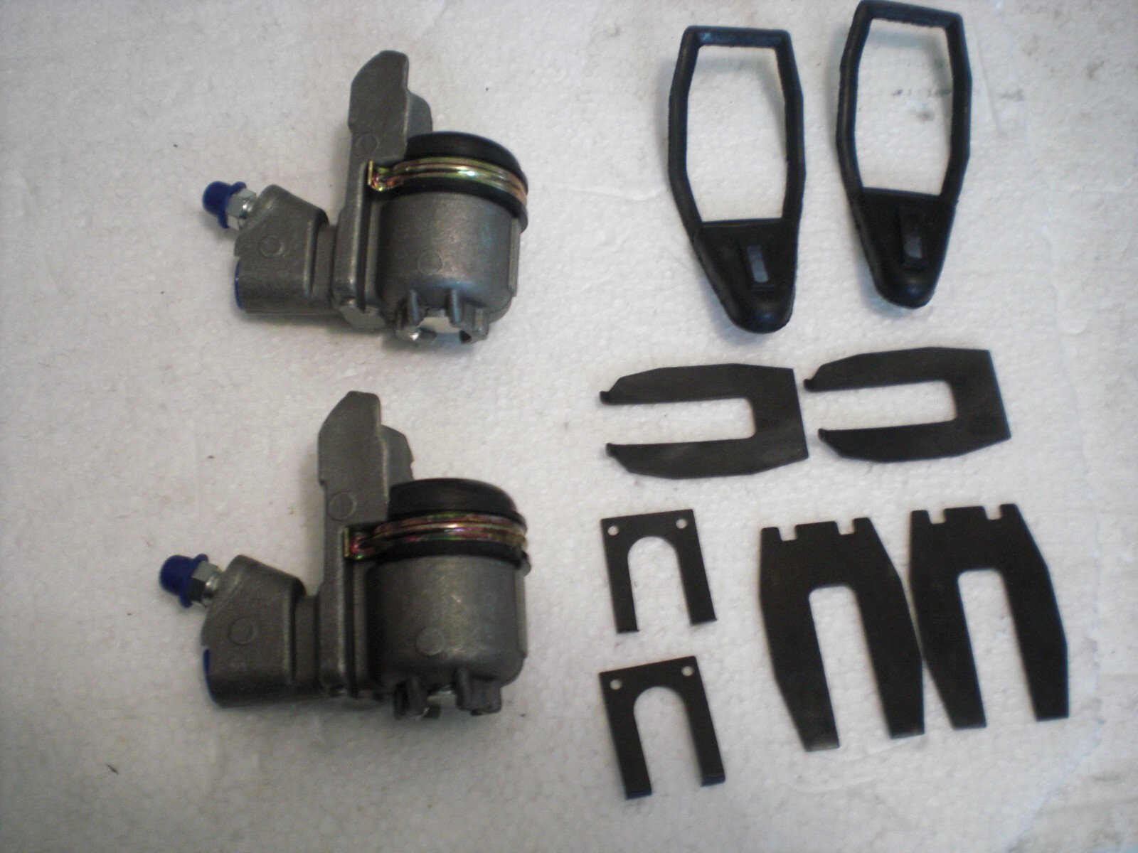TRIUMPH TR250 , TR5 , TR6 REAR WHEEL CYLINDERS,SET/2 W HARDWARE  1968-1976
