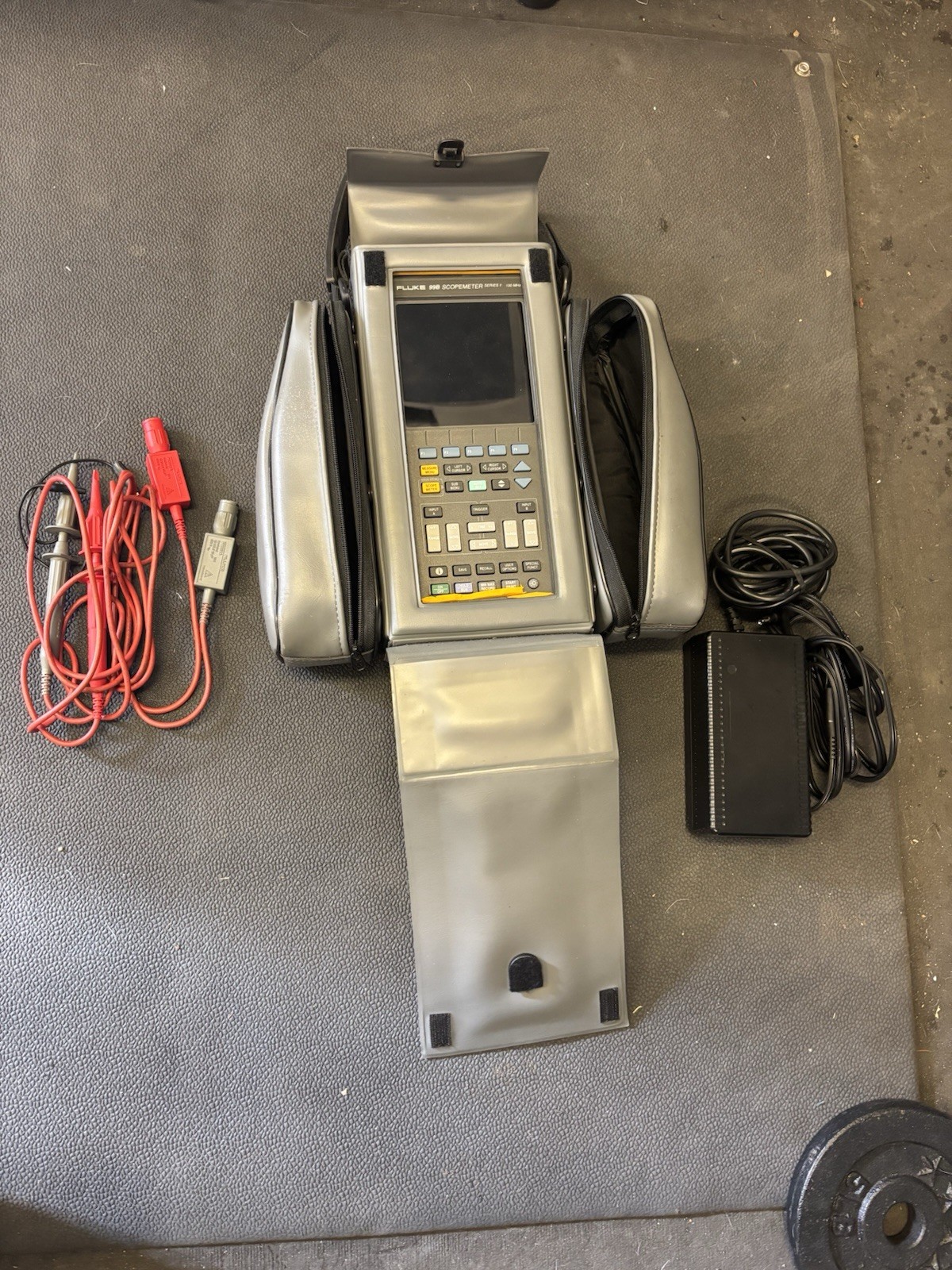 Fluke 99B ScopeMeter Series II 100MHz Hand Held Oscilloscope case, charger probe