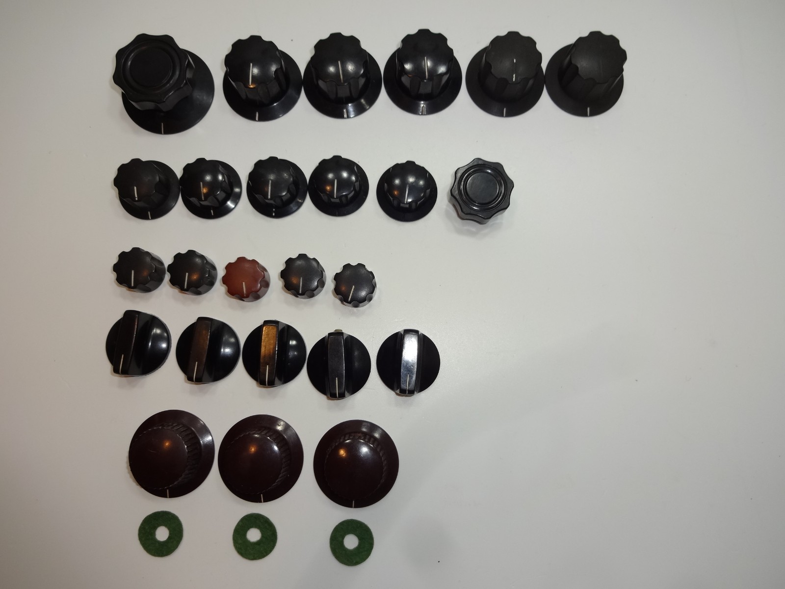Lot of 25+10 Vintage Bakelite Daka-Ware Knobs 10 Chicken Head