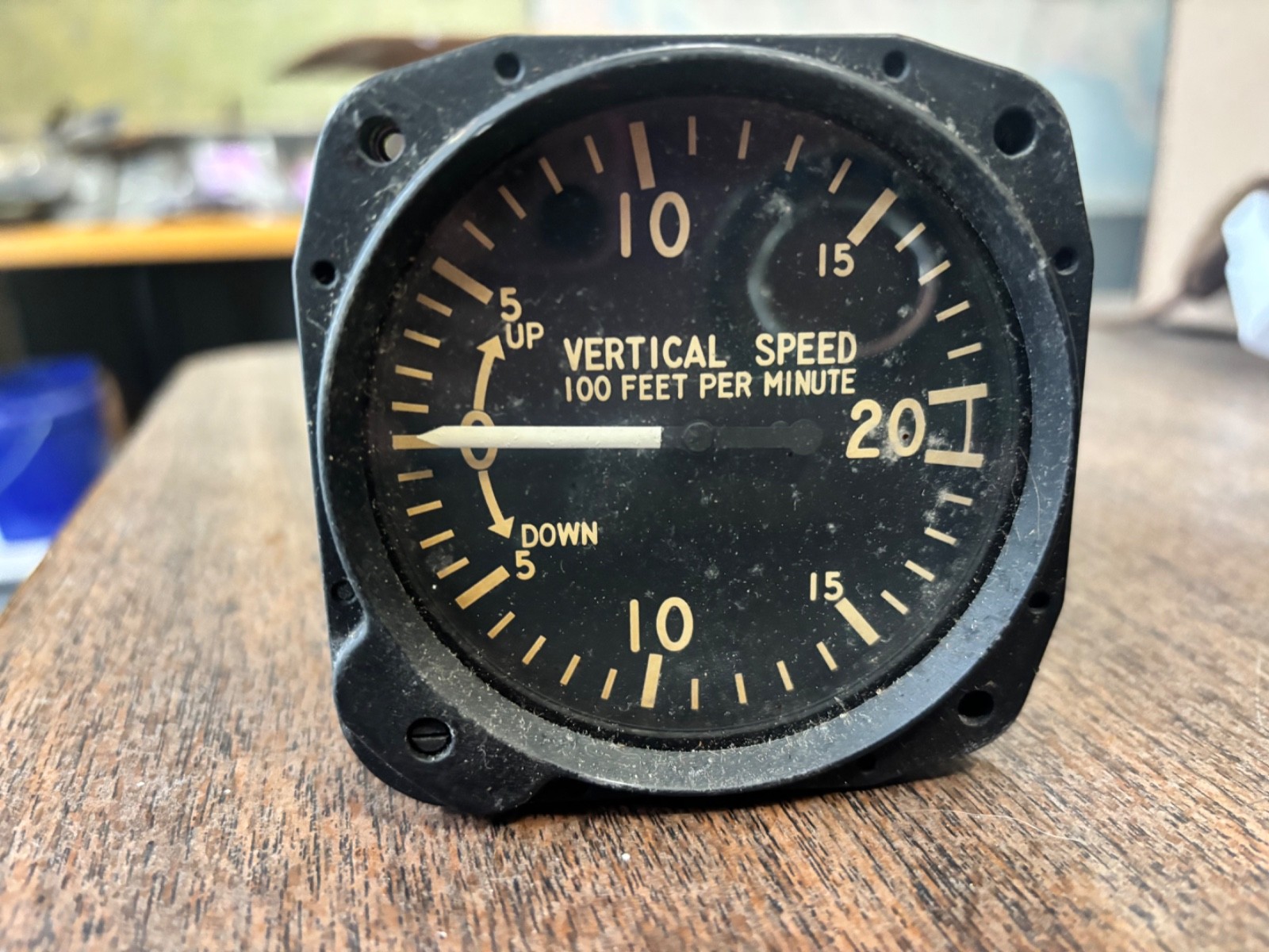 Piper Cherokee 28-180:  Vertical Speed Indicator  I  P/N: 7000P
