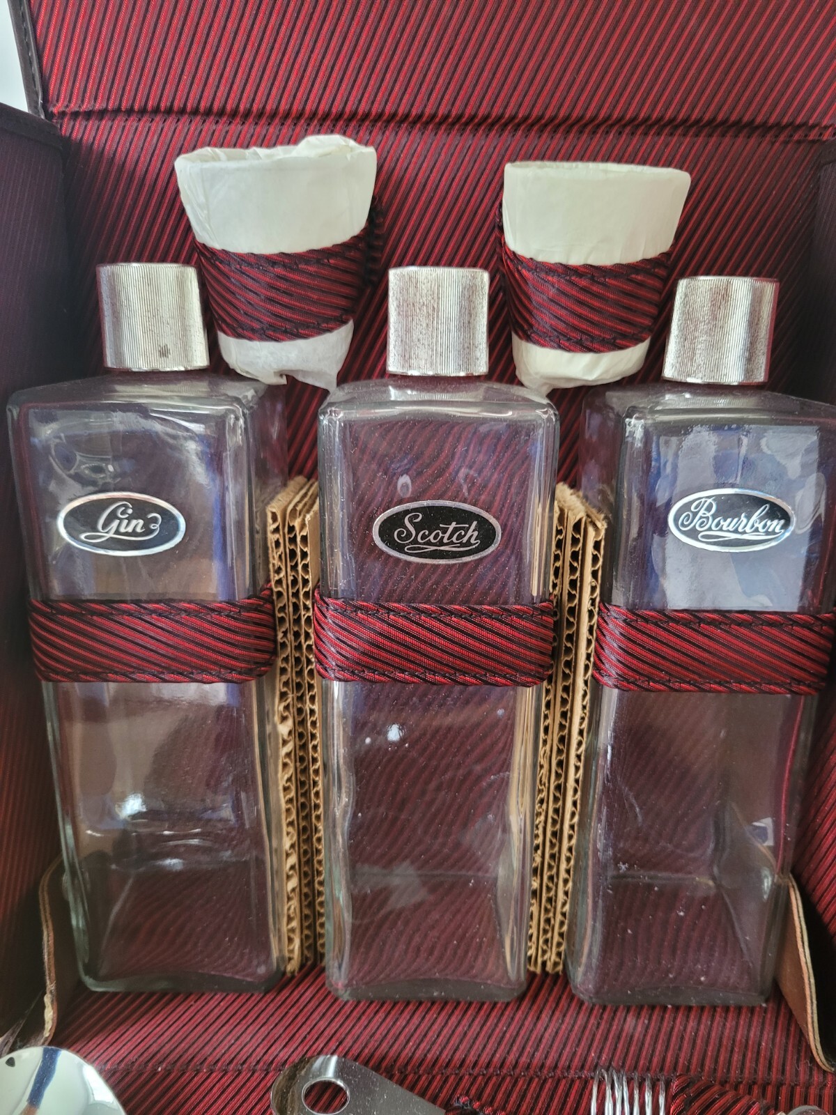 1970's Portable Bar Set In Carrying Case With Handle