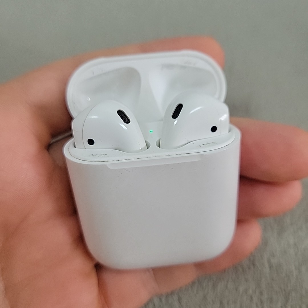 Apple AirPods 2nd Gen A2031/A2032 w/ A1602 Case Works Weak Battery 1HR Play READ