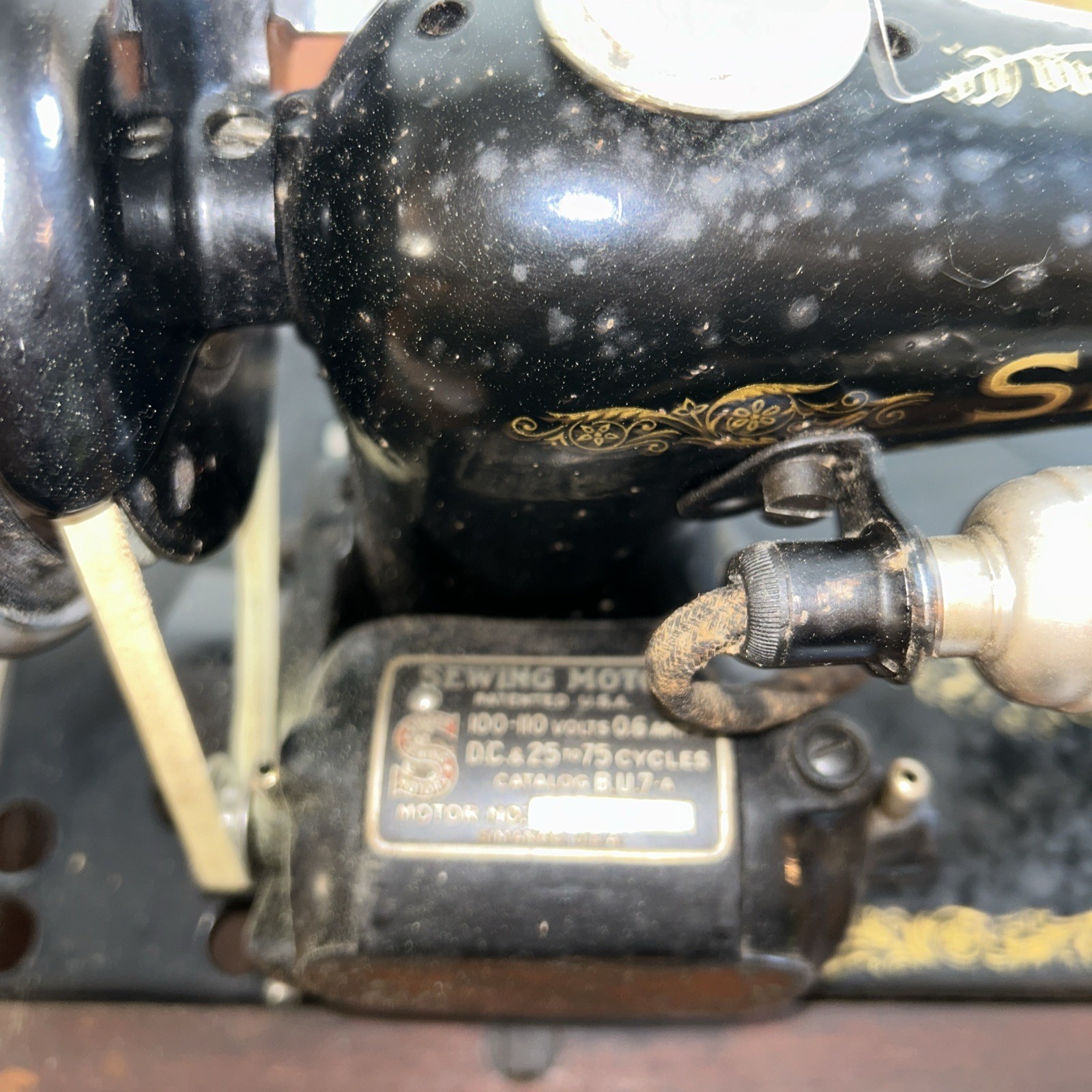 Vintage Singer Sewing Machine in Original Wood Case 🧵✂️
