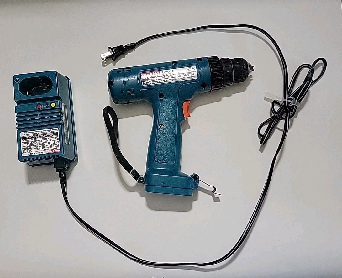 Makita 6201D Cordless Drill and Makita DC9700A Battery Charger  Tested Working