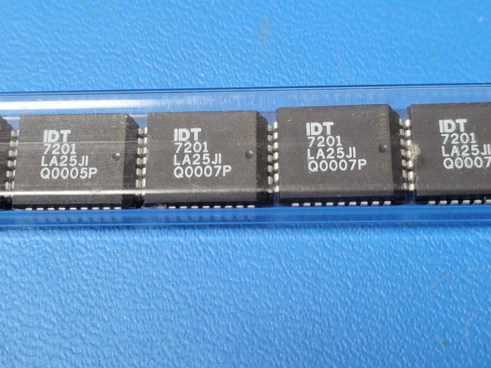 (1 PC) IDT7201LA25JI IDT FIFO, 512X9, 25ns, Asynchronous, CMOS, PLCC-32