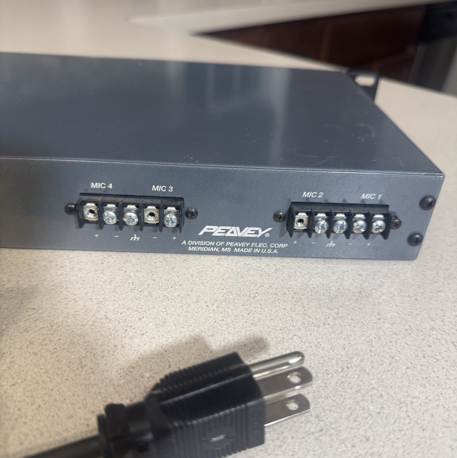Peavey SMR 6 Compact 6 Channel Phantom Power Microphone Mixer
