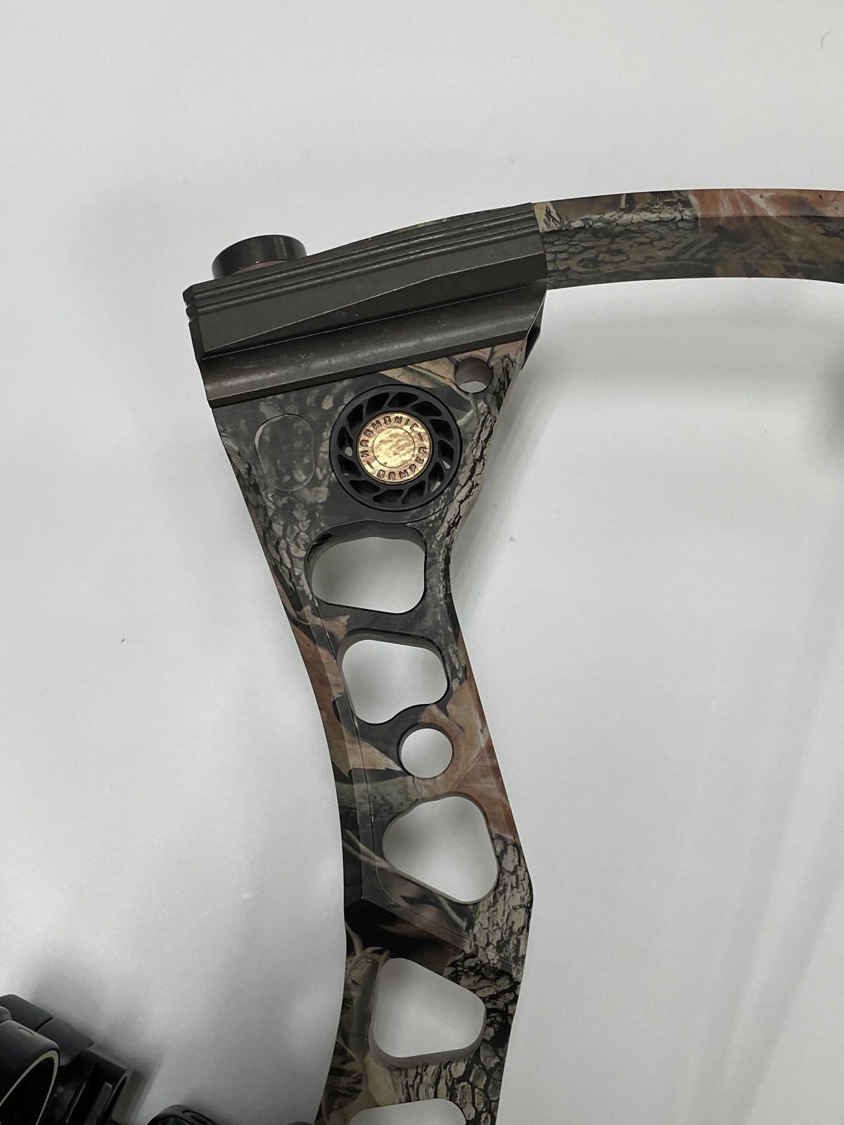 Matthews Switchback RH Compound Bow w/ Spot Hogg Sight - 70#, 35.5" Cable Length