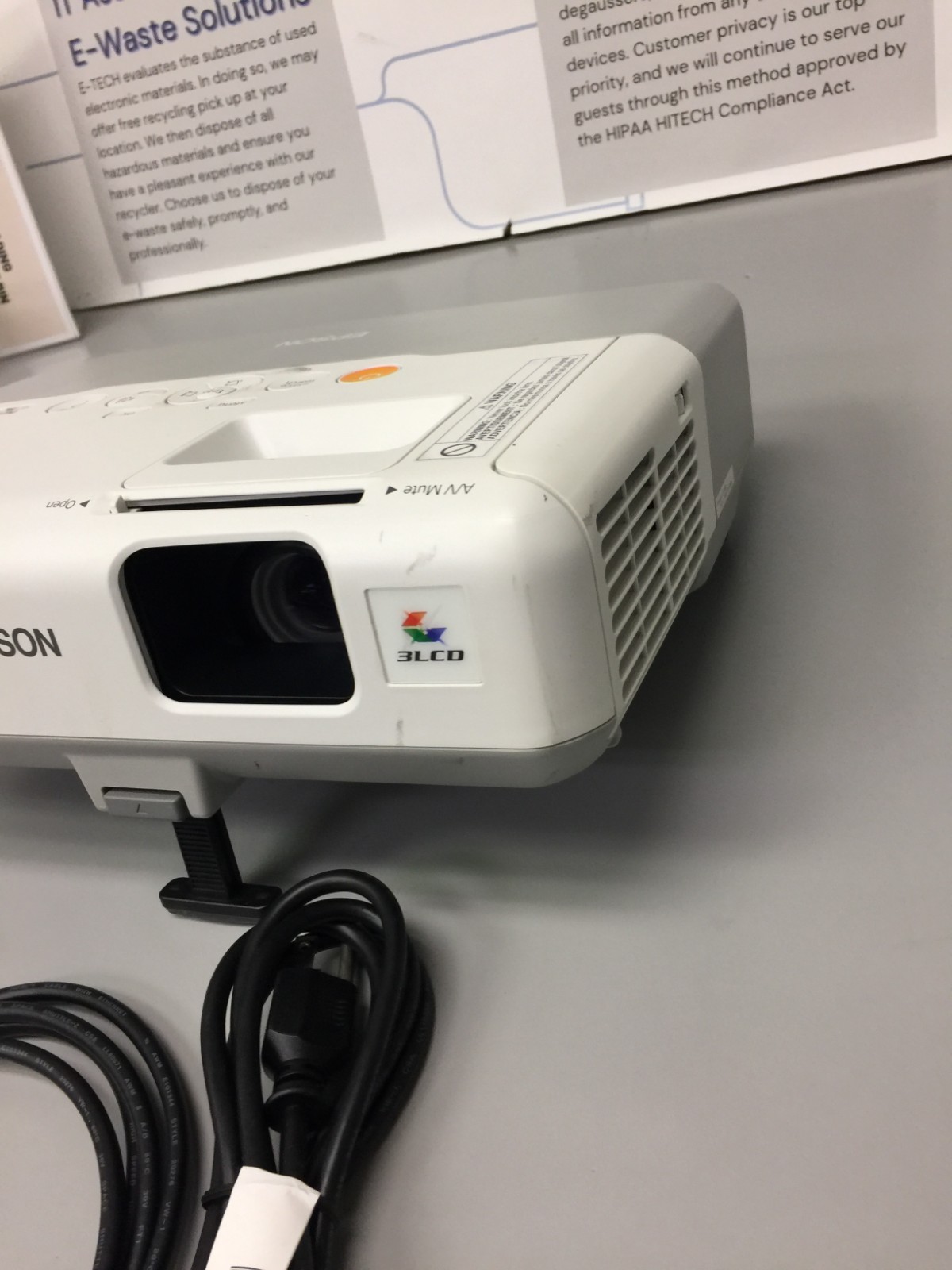 Epson PowerLite 92 LCD Projector model:H381A !!! TESTED!!!#624 LAMP HOURS LEFT !