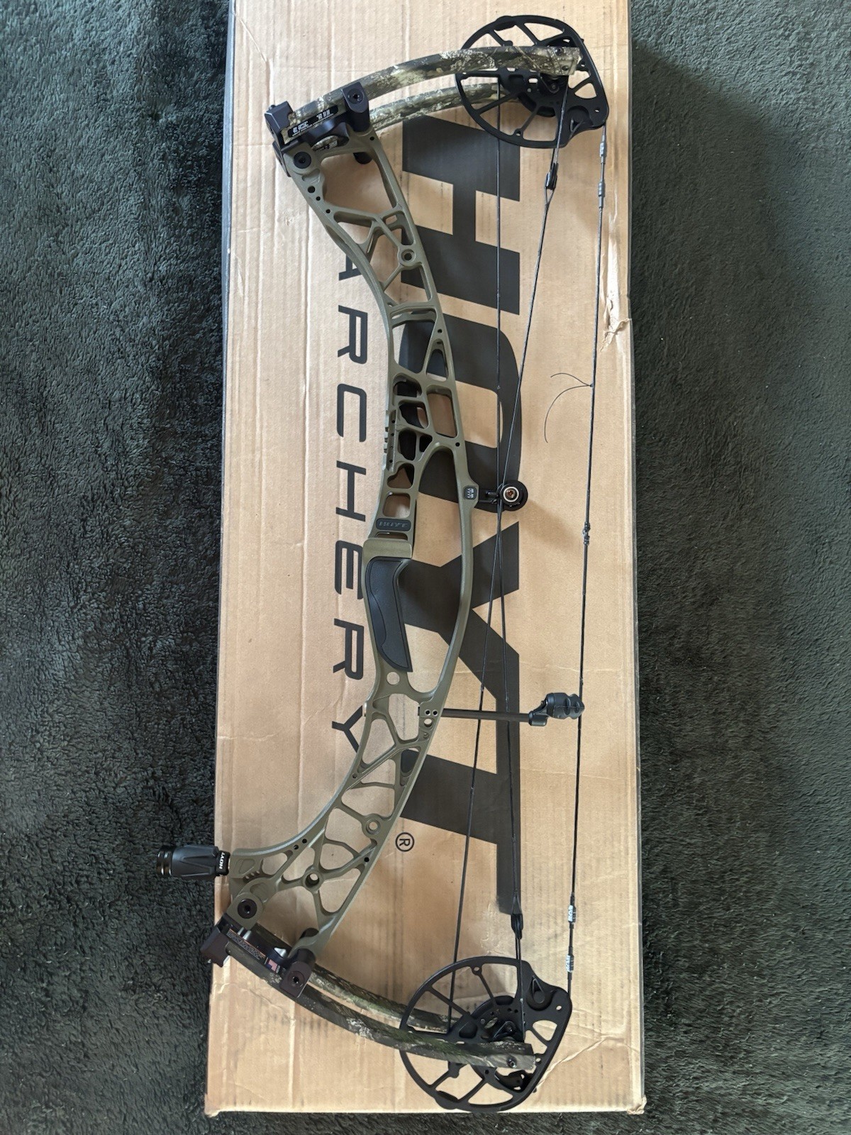 Hoyt AX3 33 RH Wilderness Green 70# Realtree APX Limbs 27” GAS Strings