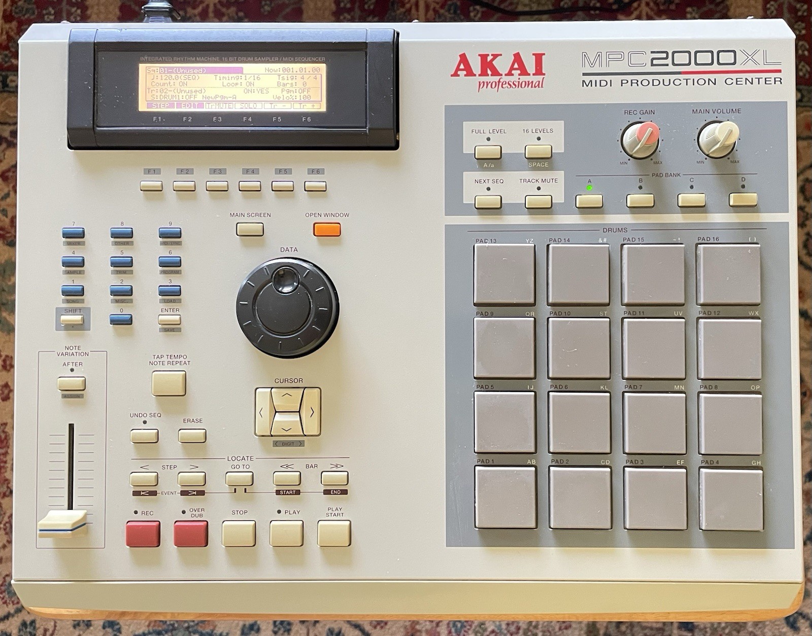 Akai MPC 2000 XL Sampler/Sequencer Drum Machine 8 Outputs