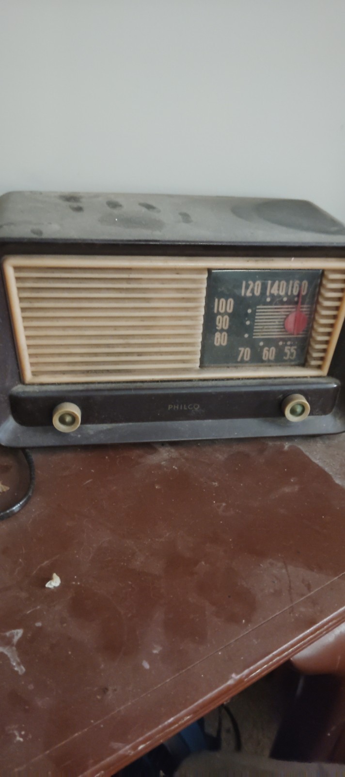 vintage PHILCO RADIO ~ model 49-902 Code 121 ~ turns on and hums