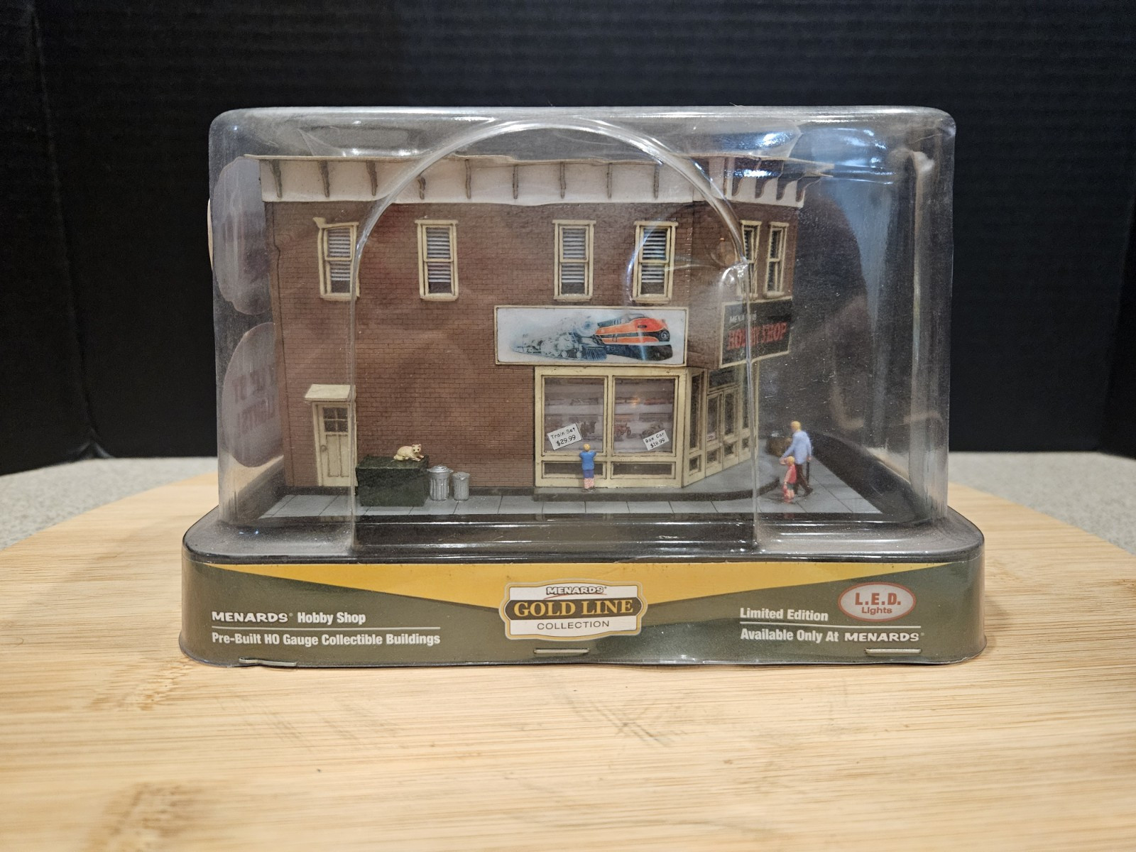 Menards 279-5001 HO Gauge Hobby Shop Gold Line Collectible Building LED Lights