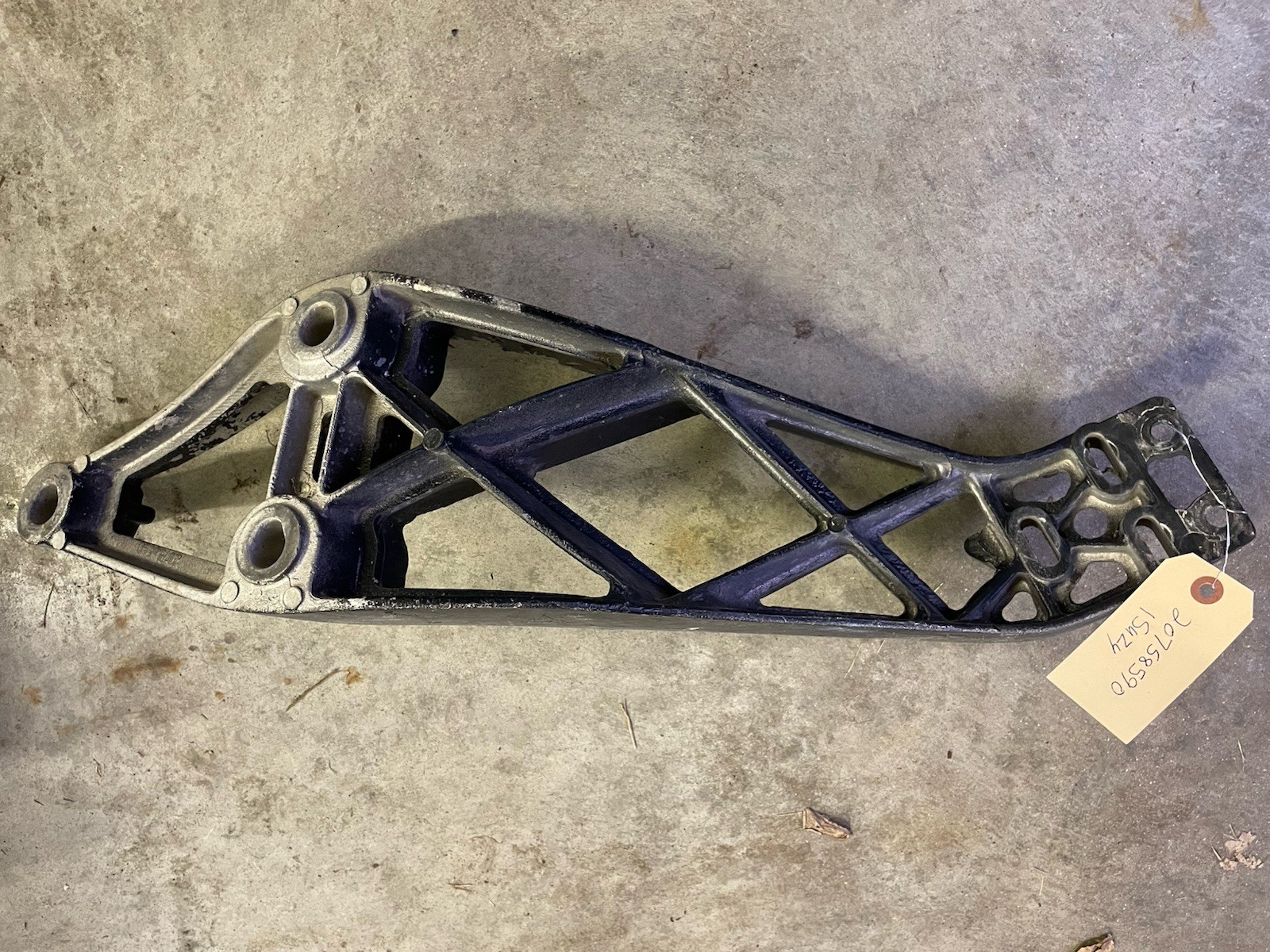 VOLVO VNL 670 RIGHT PASSENGER HOOD BRACKET SUPPORT 20758590 OEM