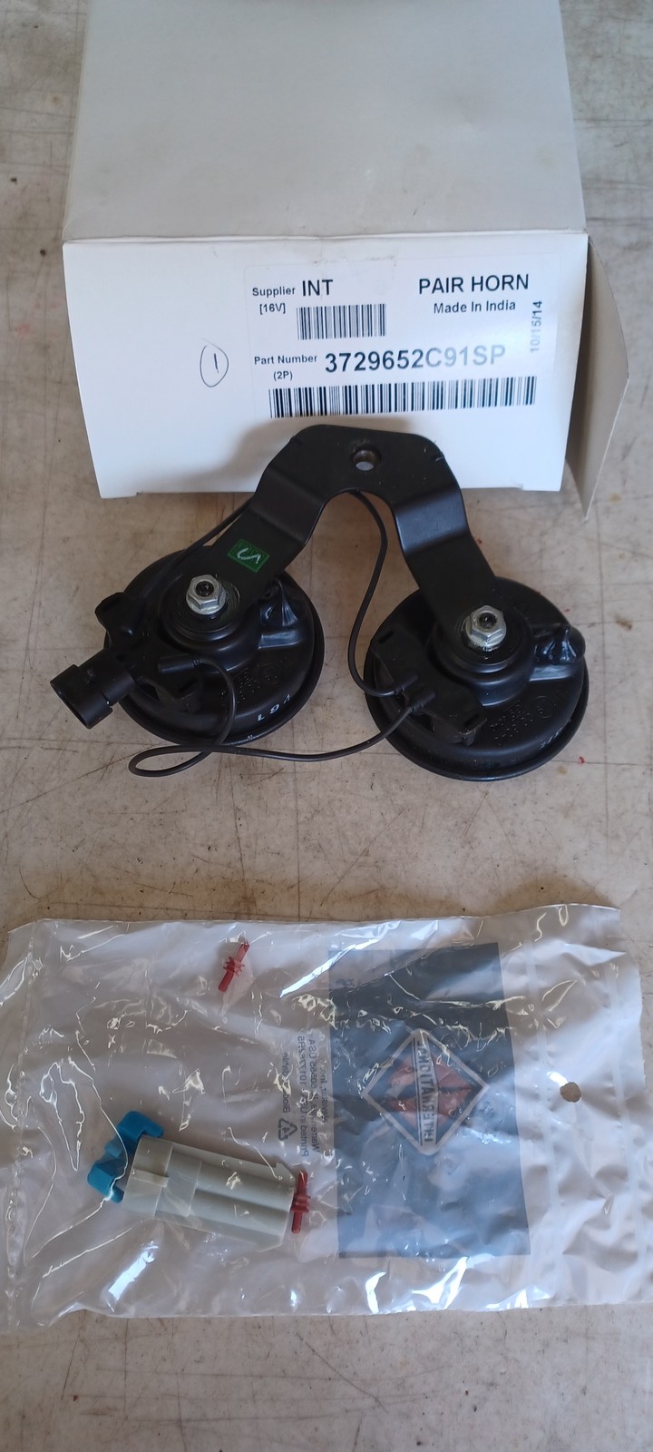 OEM - HIGH & LOW HORN ASSY KIT, 3729652C91 W/ CONNECTIONS 2513929C91