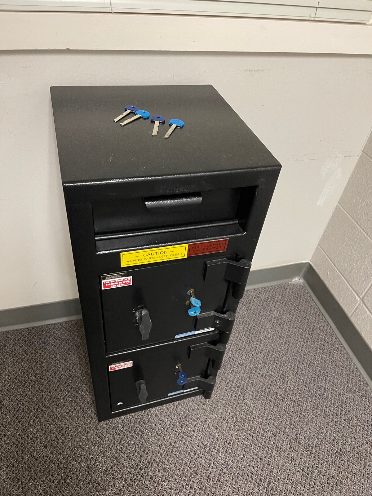 AMSEC FRONT LOAD DEPOSITORY SAFE, Compact Single Door Cash Management Safe