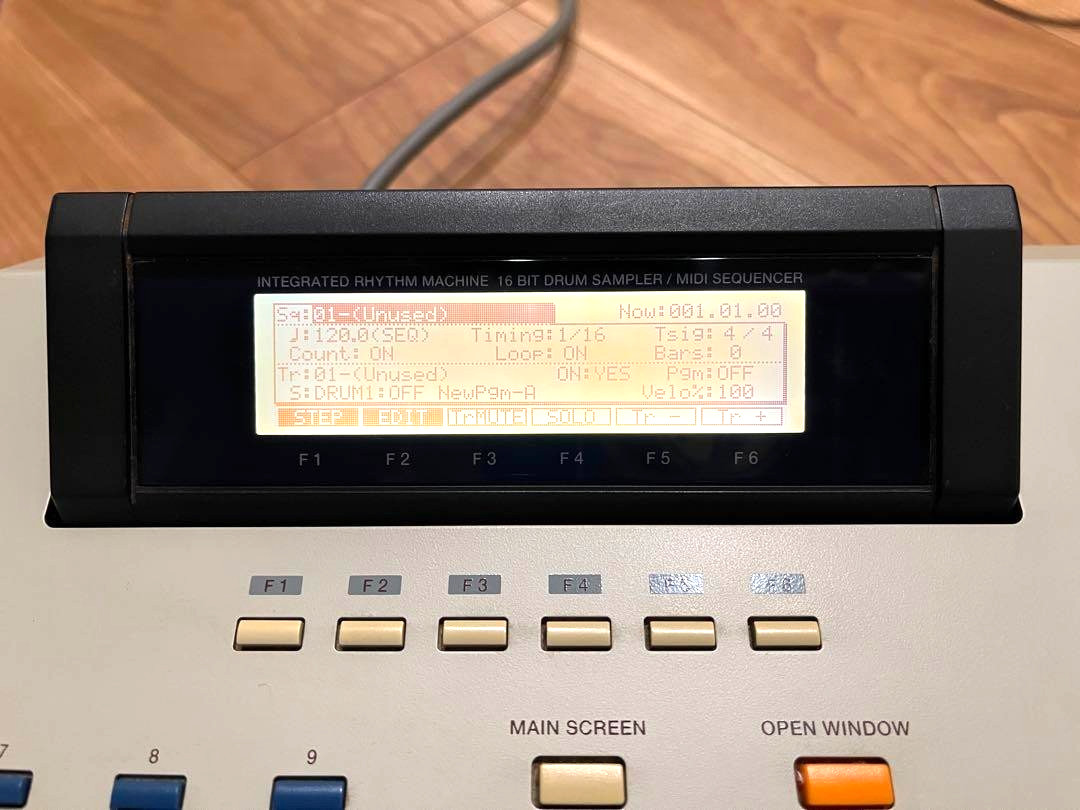 AKAI professional MPC2000XL Sampler Sampling Sequencer Drum Machine MPC Tested