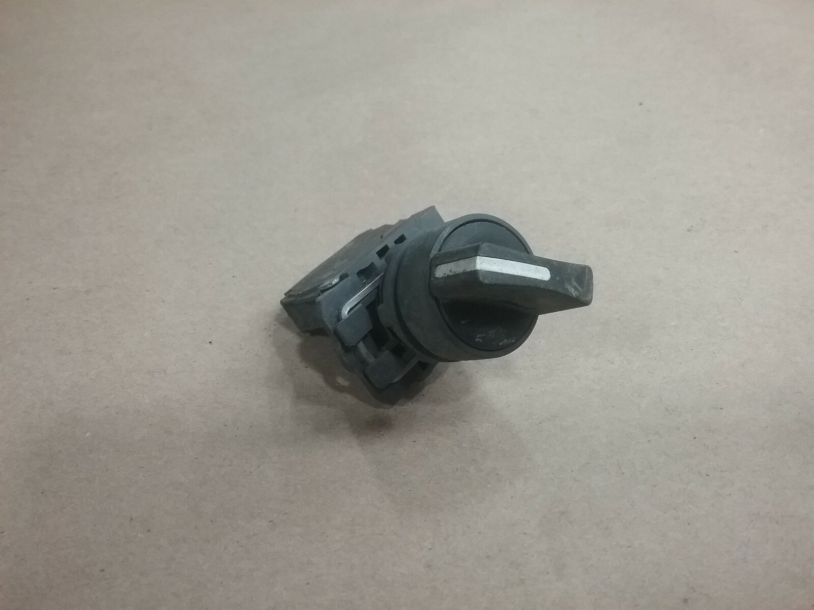 Telemecanique ZBE-101 2-Position Selector Switch #01G91