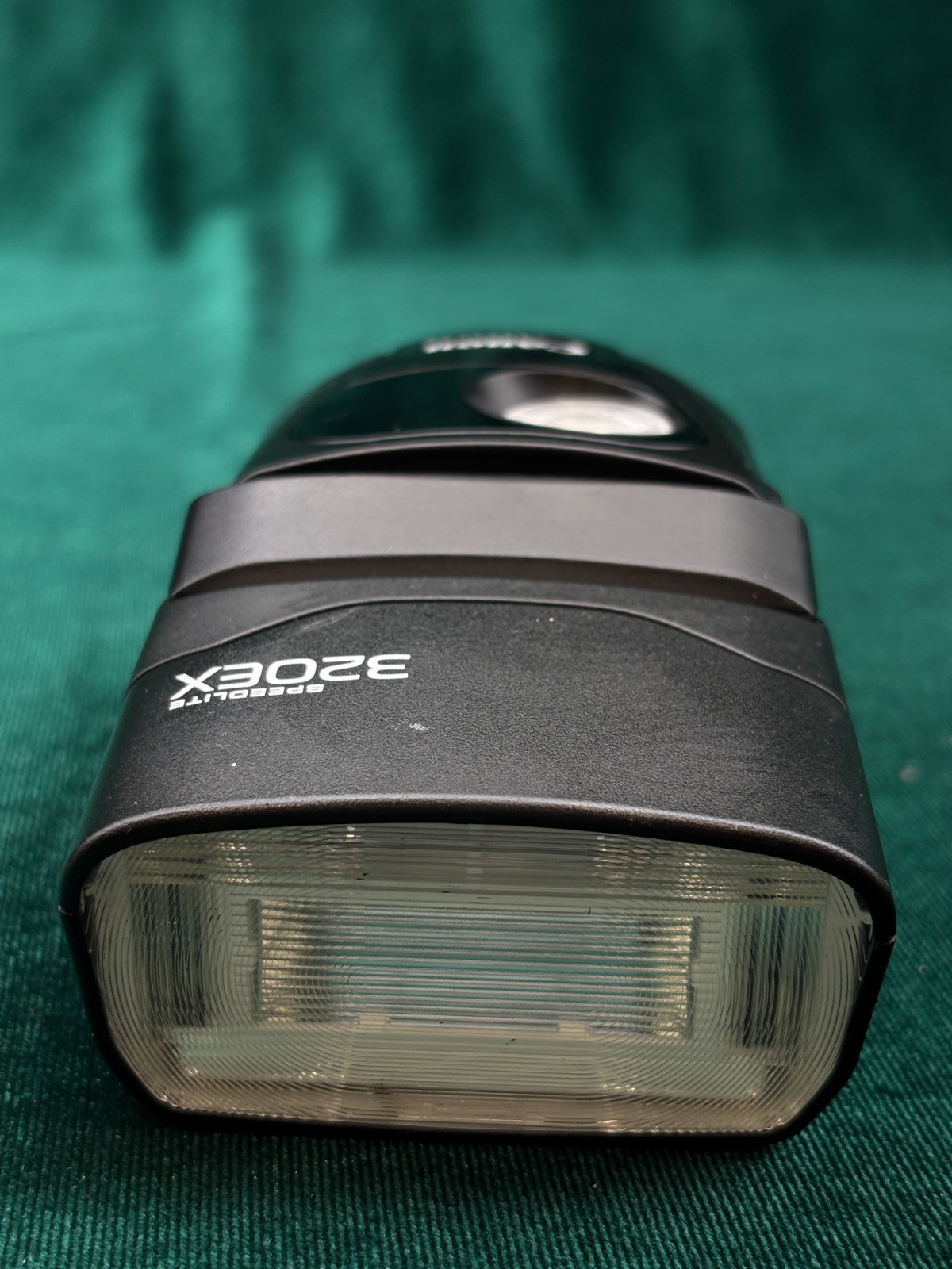 Canon Speedlite 320EX/Flash/Works