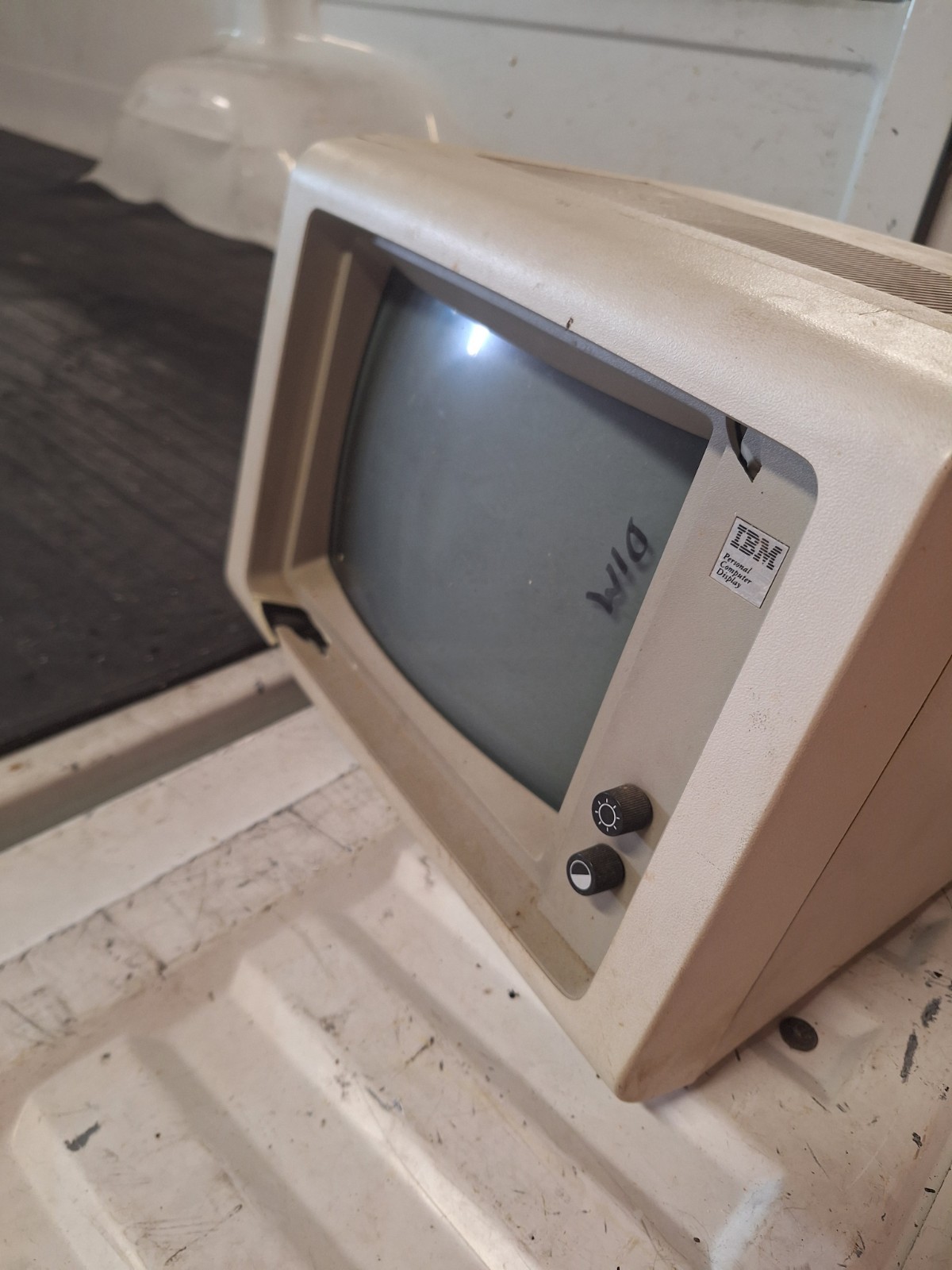 VINTAGE IBM 5151 Home COMPUTER MONITOR SCREEN 11" RETRO GAMING Cracked For Parts
