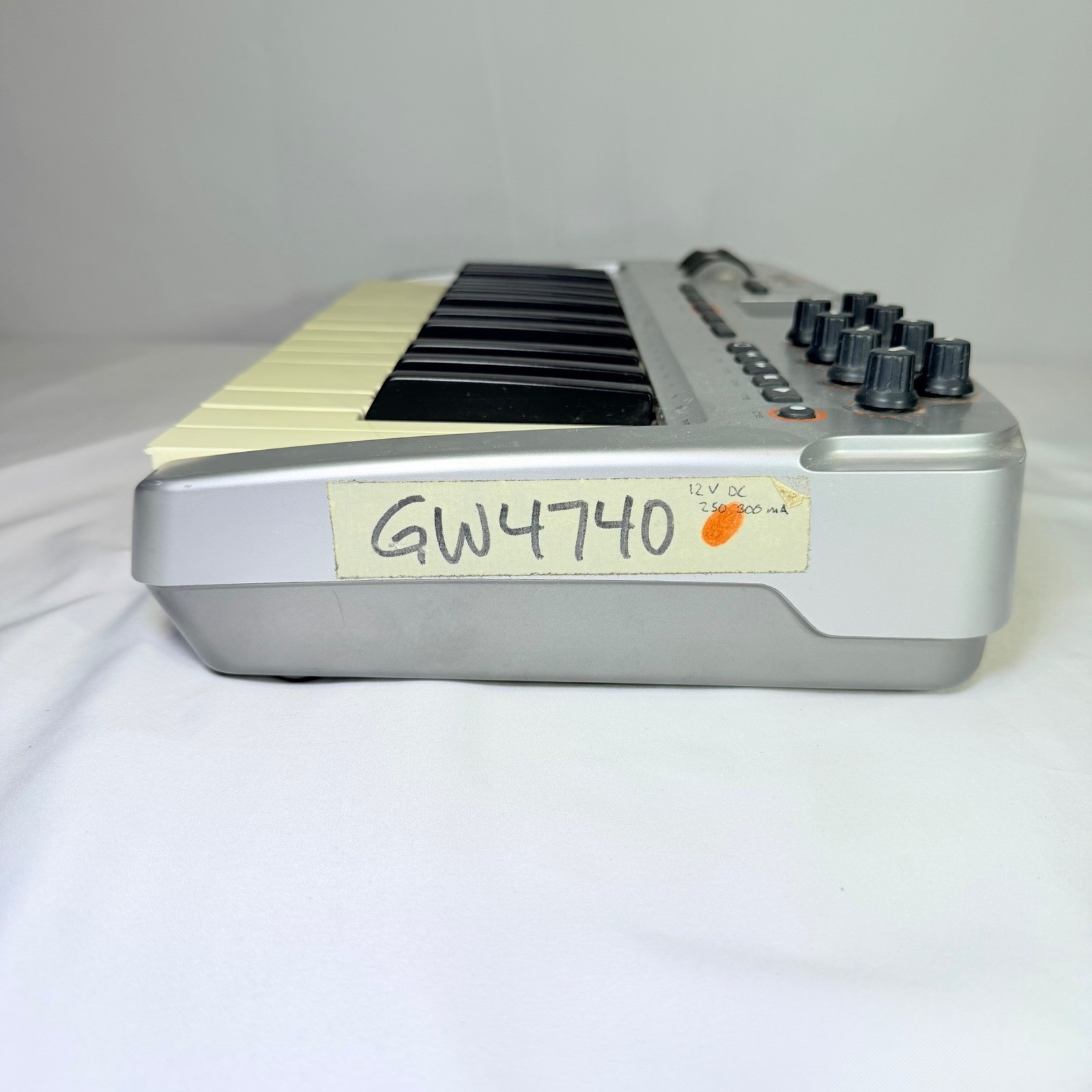 M-Audio Oxygen 8 V2 25-Key USB MIDI Keyboard Controller Silver Silver/Black