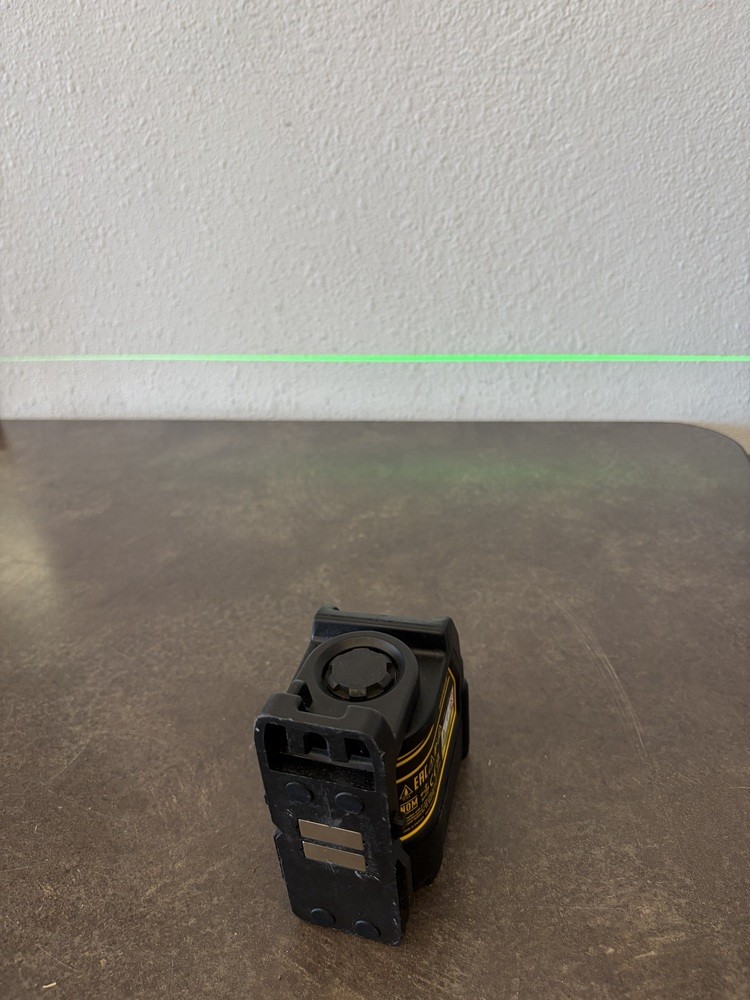 DEWALT DW088CG 100FT. GREEN SELF-LEVELING CROSS LINE LASE LEVEL (TOOL-ONLY)