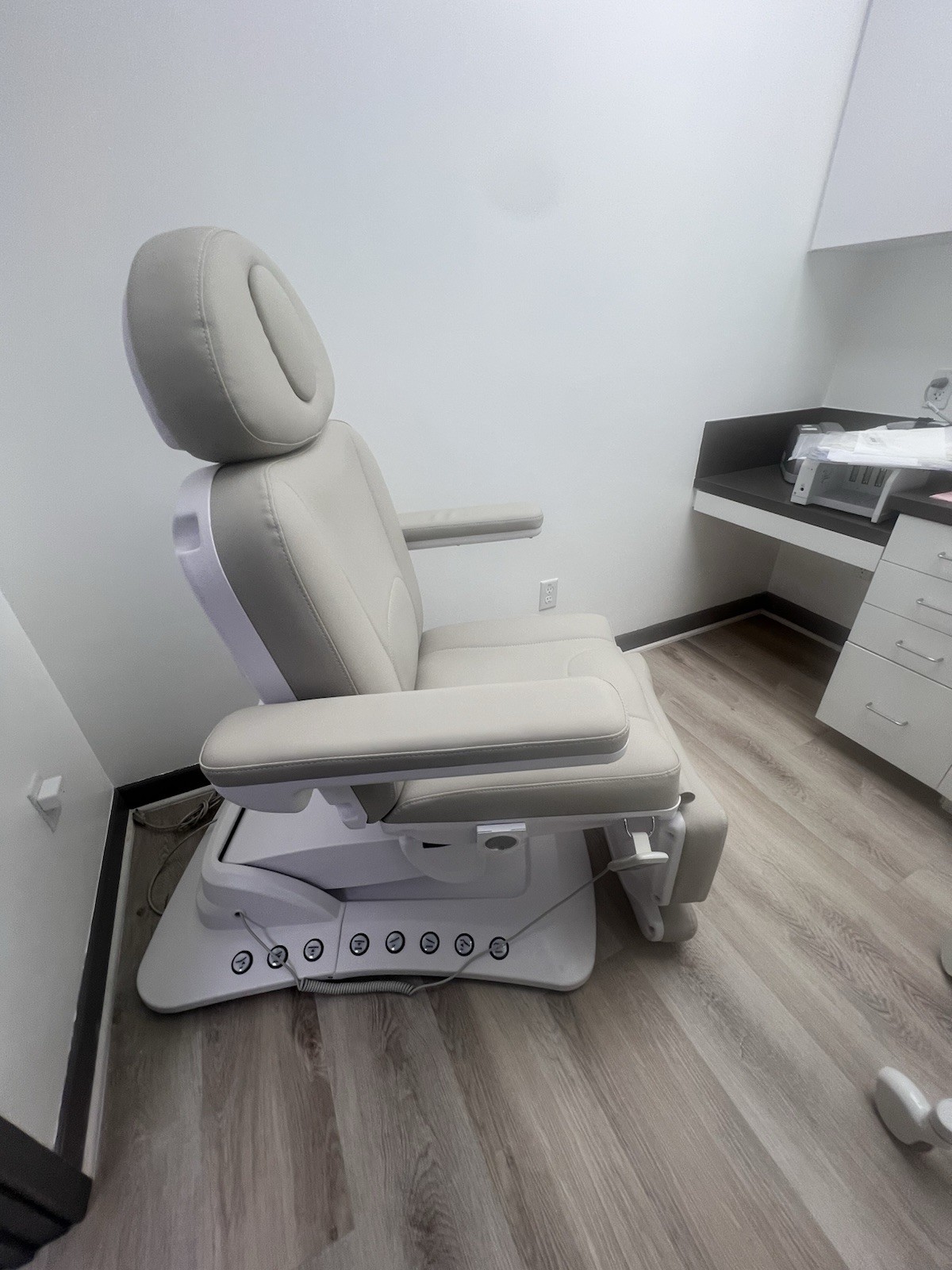 Gray General Practice Examination Table/Chair w/ Adjustable Armrests & Leg Rest