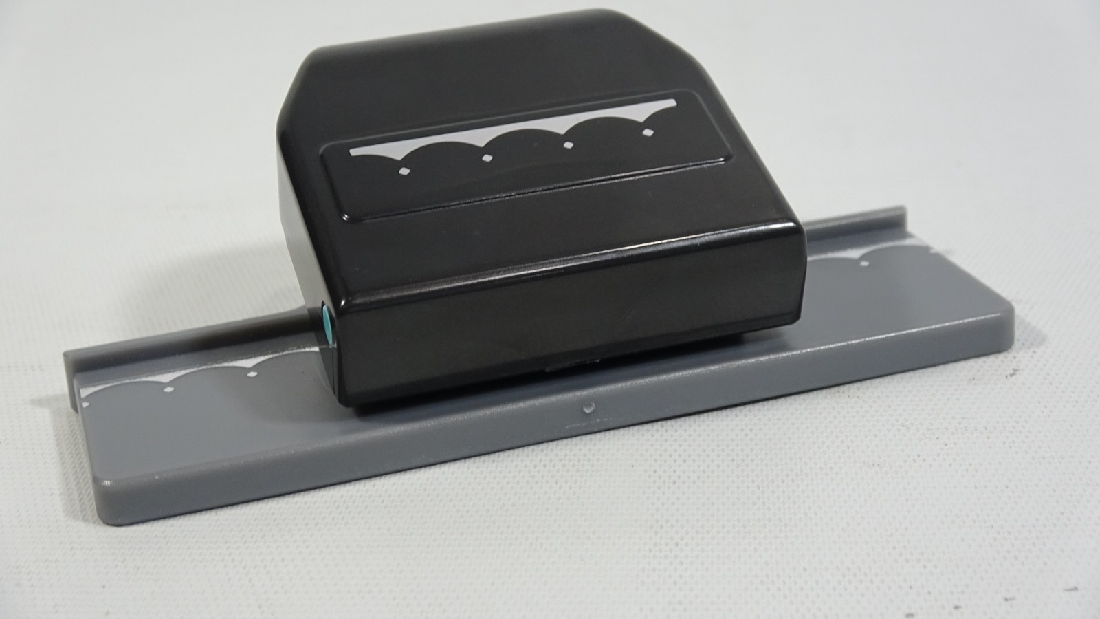 Ek Success Border Edge Locking Paper Punch - Scallops With Dot