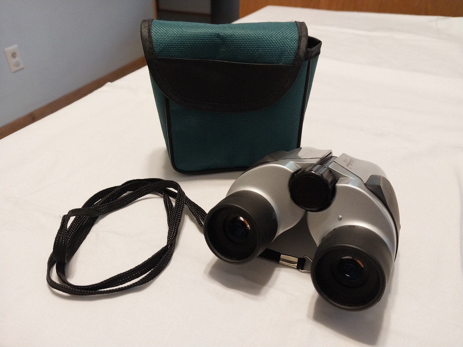 Eddie Bauer 10 x 25UCF Compact Binoculars Field 5.8 degrees 102/m 1000m & case