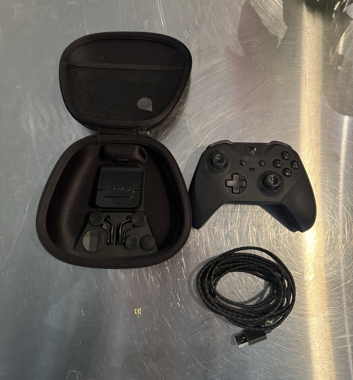 Microsoft Xbox Elite Series 2 Wireless Controller Bundle.PLEASE READ DESCRIPTION