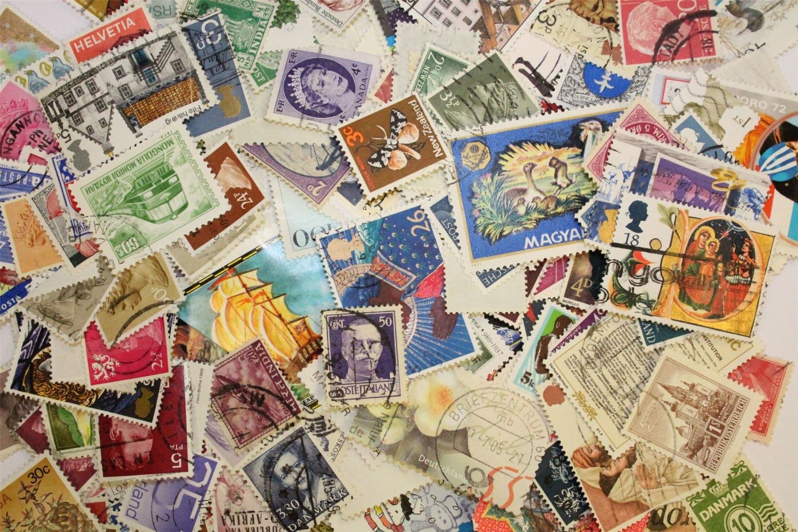 Worldwide Assortment Off Paper: Approx. 2000 Stamps