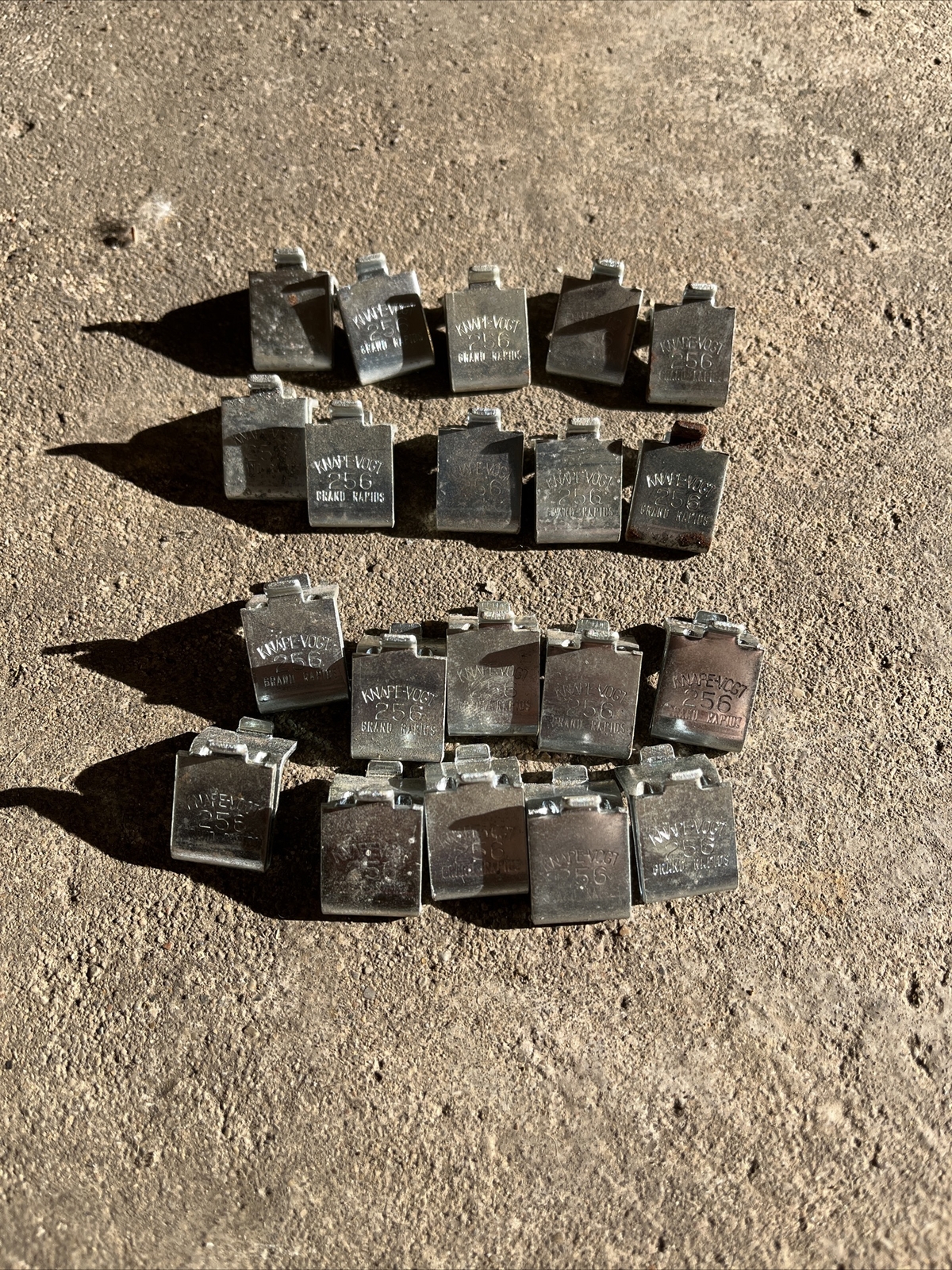 20 PC ZINC KNAPE & VOGT # 256 ADJUSTABLE STEEL PILASTER SHELF SUPPORT CLIP