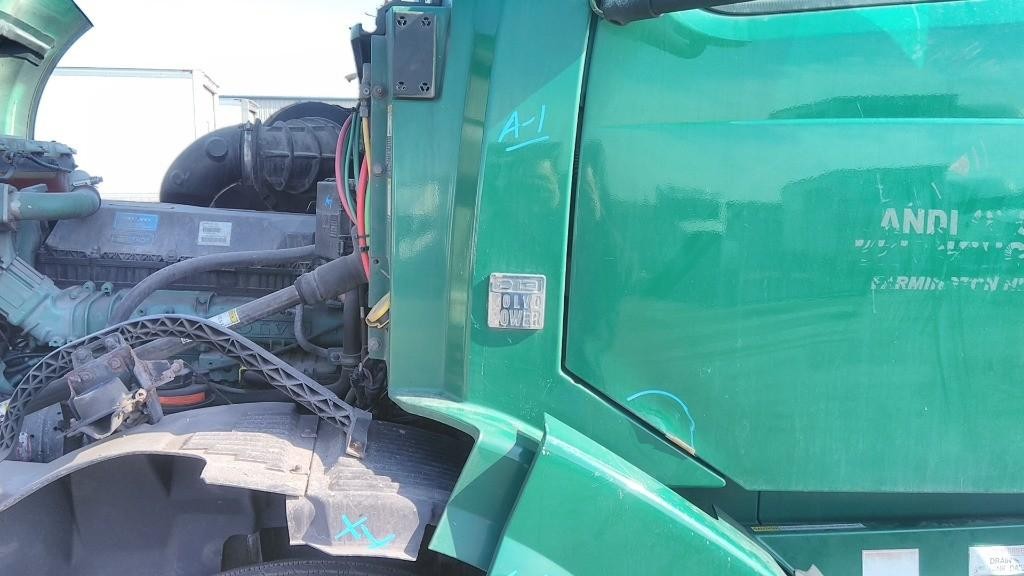 For 2015 VOLVO VNL COWL Left ,  OH