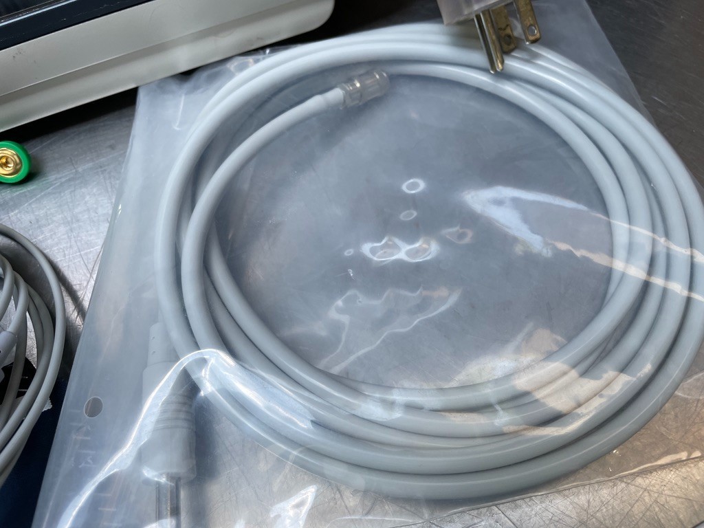 Philips SureSigns VM8 Bedside Monitor w NIBP, ECG Cable, SpO2 Sensor & More